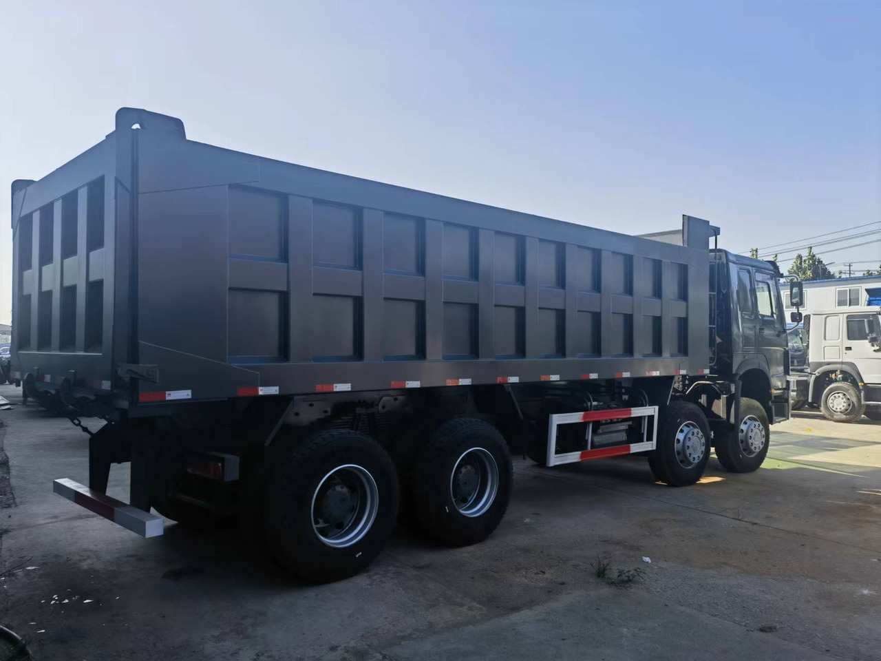 Самосвал камион Sinotruk HOWO 8*4 Dump truck: снимка 8