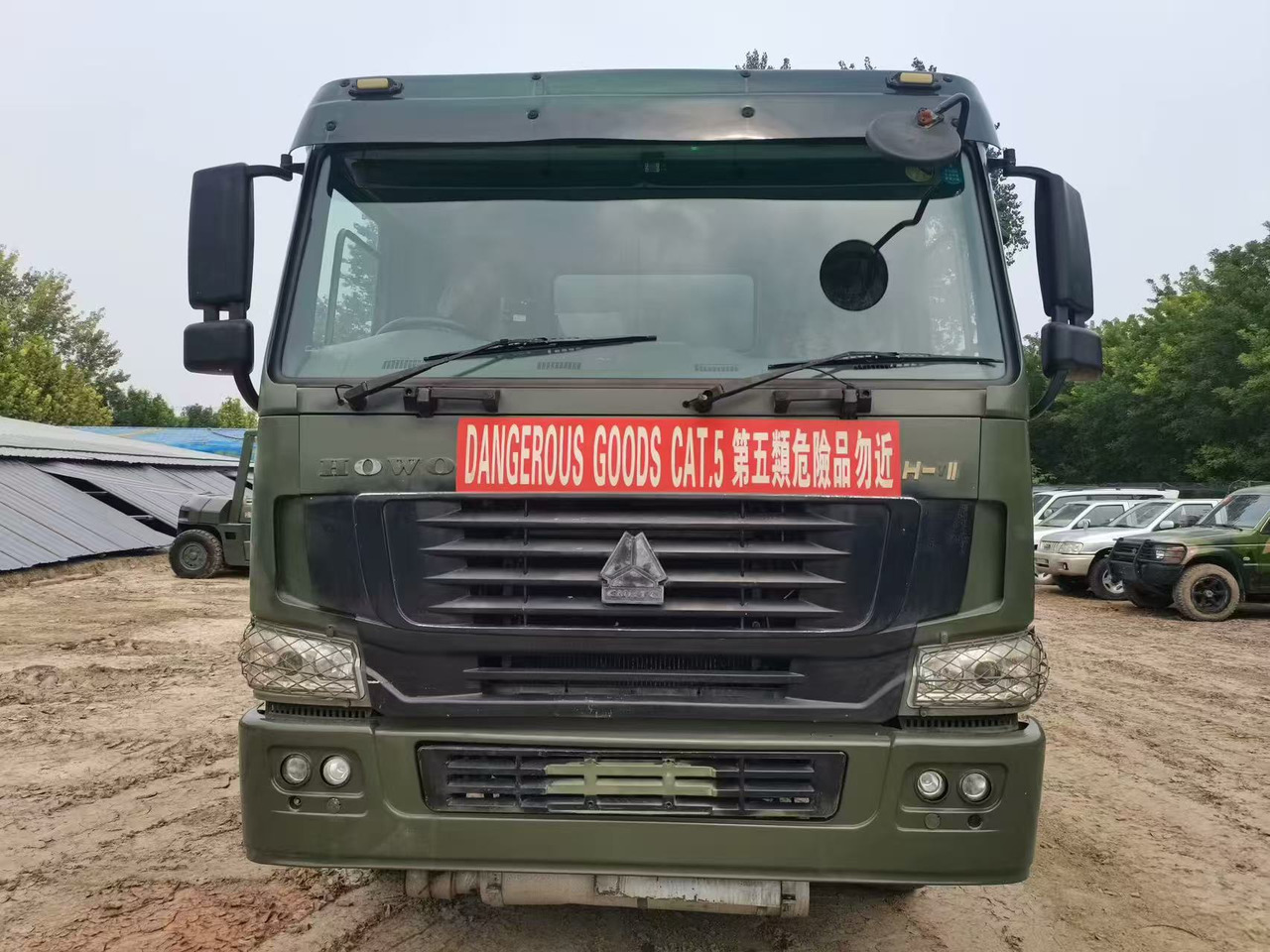 Sinotruk HOWO - Камион цистерна: снимка 4 Sinotruk HOWO - Камион цистерна: снимка 4