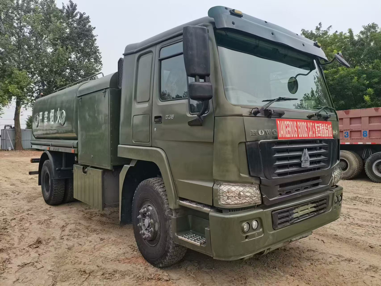 Sinotruk HOWO - Камион цистерна: снимка 3 Sinotruk HOWO - Камион цистерна: снимка 3