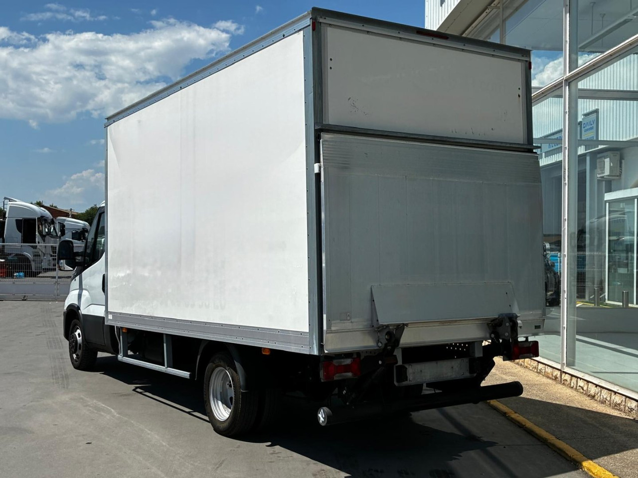 Caja cerrada IVECO 35C16 20m3 - Лекотоварен автомобил фургон: снимка 4 Caja cerrada IVECO 35C16 20m3 - Лекотоварен автомобил фургон: снимка 4