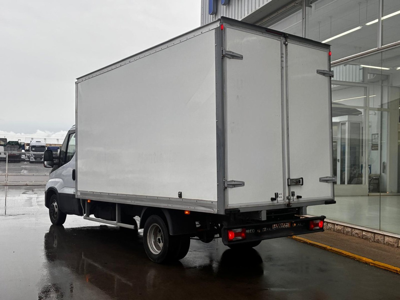 Caja cerrada IVECO 35C16 20m3 con puertas traseras - Лекотоварен автомобил фургон: снимка 4 Caja cerrada IVECO 35C16 20m3 con puertas traseras - Лекотоварен автомобил фургон: снимка 4