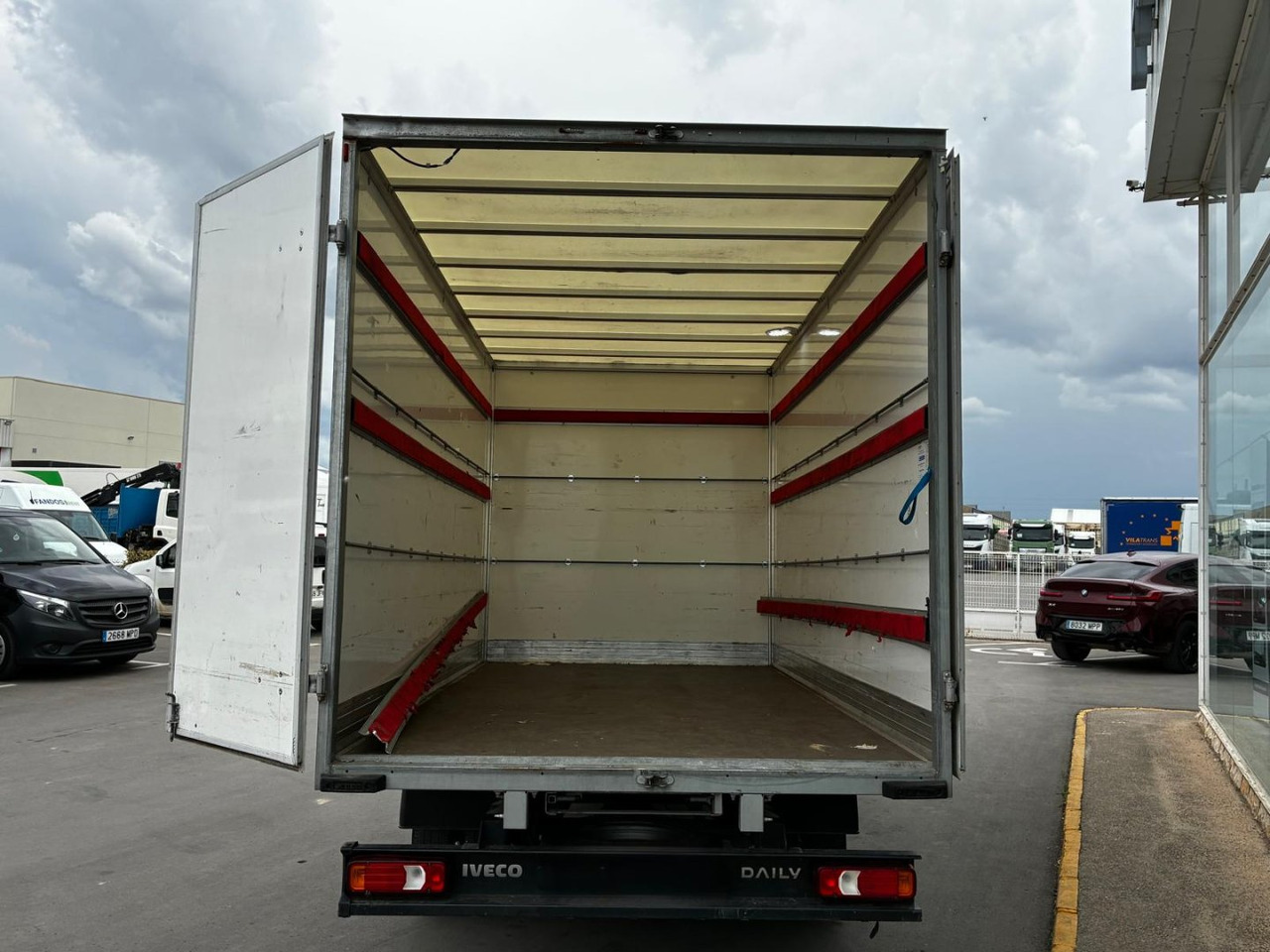 Caja cerrada IVECO 35C16 3.0 20m3 - Лекотоварен автомобил фургон: снимка 4 Caja cerrada IVECO 35C16 3.0 20m3 - Лекотоварен автомобил фургон: снимка 4