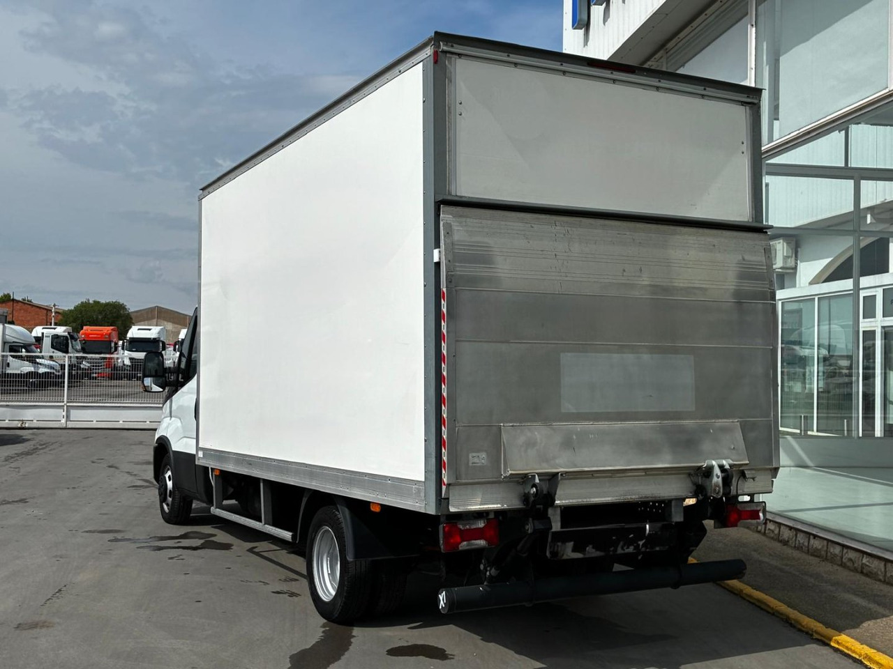Caja cerrada IVECO 35C16 3.0 20m3 - Лекотоварен автомобил фургон: снимка 4 Caja cerrada IVECO 35C16 3.0 20m3 - Лекотоварен автомобил фургон: снимка 4