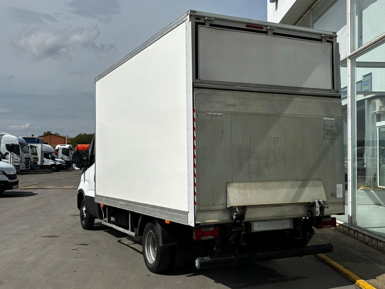 Caja cerrada IVECO 35C16 3.0 20m3 - Лекотоварен автомобил фургон: снимка 4 Caja cerrada IVECO 35C16 3.0 20m3 - Лекотоварен автомобил фургон: снимка 4