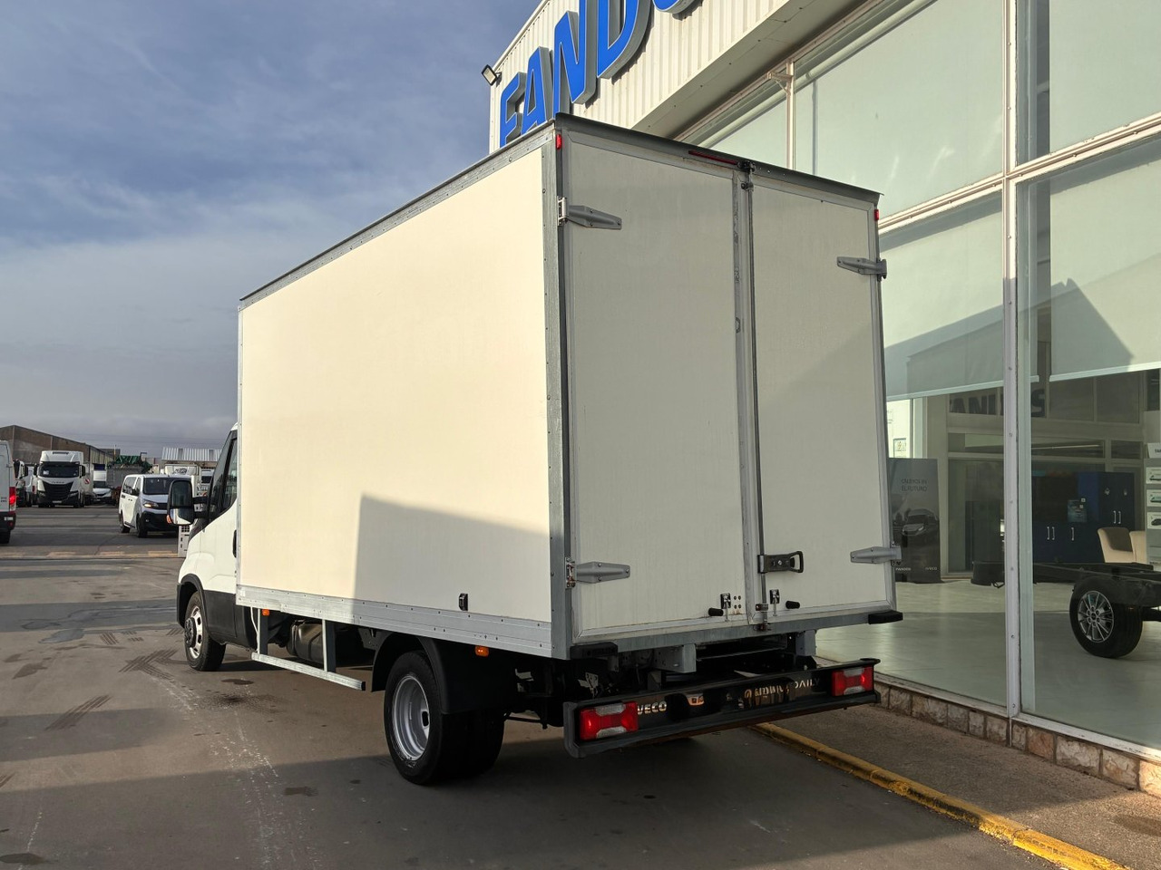 Caja cerrada IVECO 35C16 3.0 20m3 con puertas traseras - Лекотоварен автомобил фургон: снимка 4 Caja cerrada IVECO 35C16 3.0 20m3 con puertas traseras - Лекотоварен автомобил фургон: снимка 4
