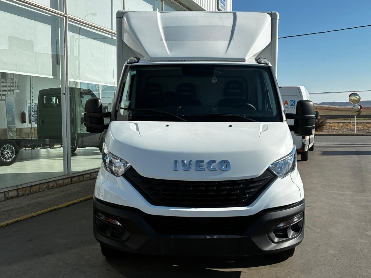 Caja cerrada con plataforma elevadora IVECO 35C14 20m3 - Лекотоварен автомобил фургон: снимка 2 Caja cerrada con plataforma elevadora IVECO 35C14 20m3 - Лекотоварен автомобил фургон: снимка 2