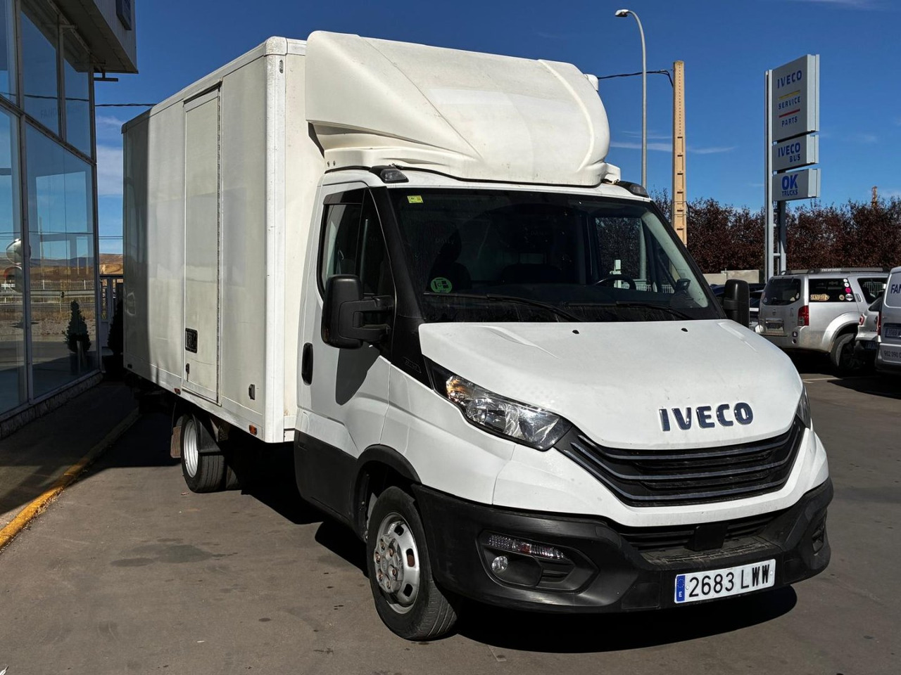 Caja cerrada con plataforma elevadora IVECO 35C14 20m3 con puerta lateral - Лекотоварен автомобил фургон: снимка 3 Caja cerrada con plataforma elevadora IVECO 35C14 20m3 con puerta lateral - Лекотоварен автомобил фургон: снимка 3