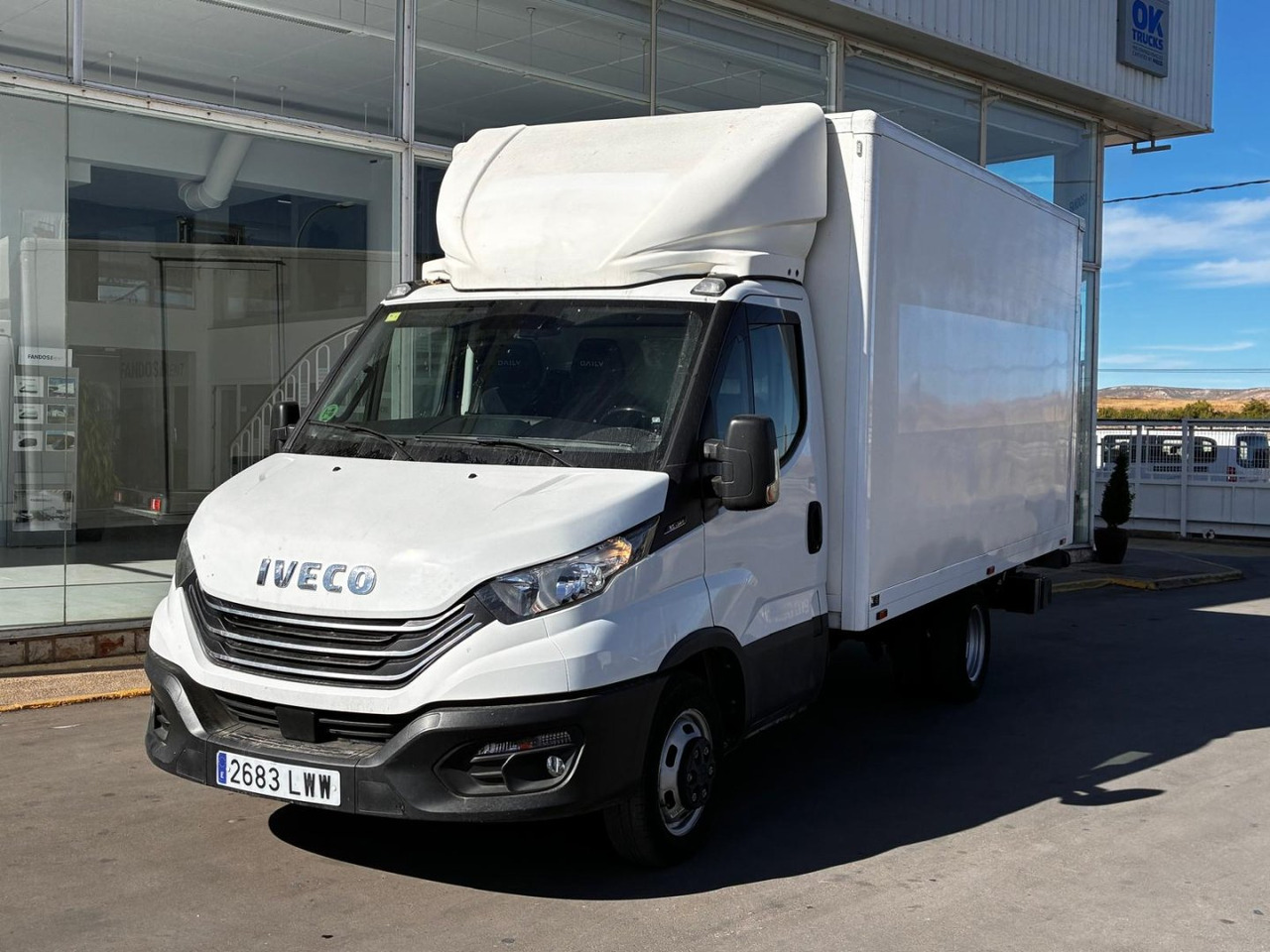 Caja cerrada con plataforma elevadora IVECO 35C14 20m3 con puerta lateral - Лекотоварен автомобил фургон: снимка 1 Caja cerrada con plataforma elevadora IVECO 35C14 20m3 con puerta lateral - Лекотоварен автомобил фургон: снимка 1
