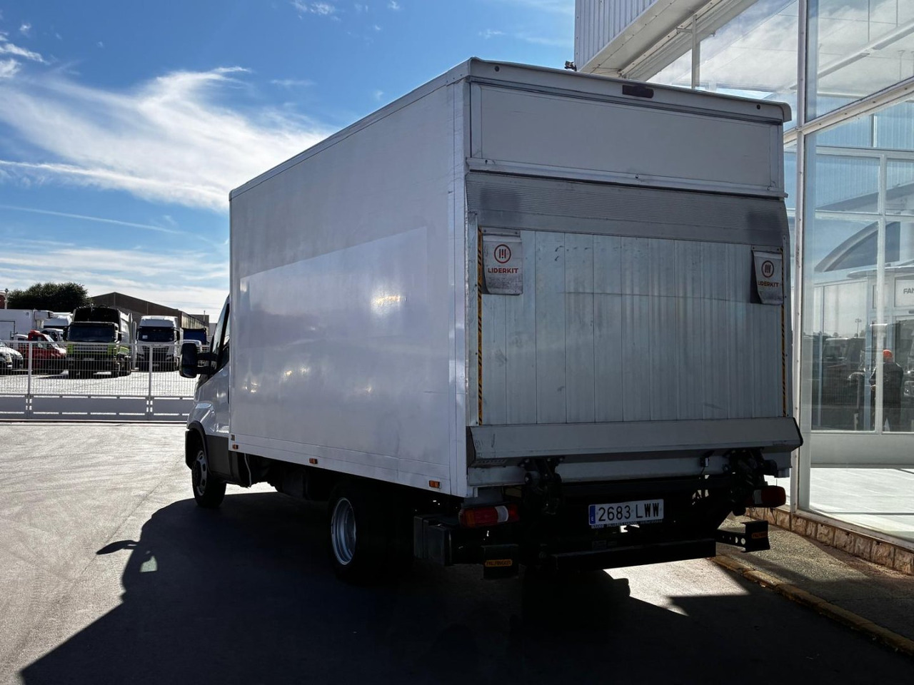 Caja cerrada con plataforma elevadora IVECO 35C14 20m3 con puerta lateral - Лекотоварен автомобил фургон: снимка 4 Caja cerrada con plataforma elevadora IVECO 35C14 20m3 con puerta lateral - Лекотоварен автомобил фургон: снимка 4