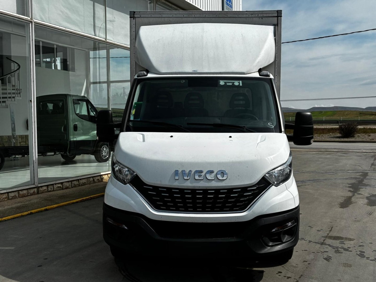 Caja cerrada con plataforma elevadora IVECO 35C16 20m3 Automática - Лекотоварен автомобил фургон: снимка 2 Caja cerrada con plataforma elevadora IVECO 35C16 20m3 Automática - Лекотоварен автомобил фургон: снимка 2