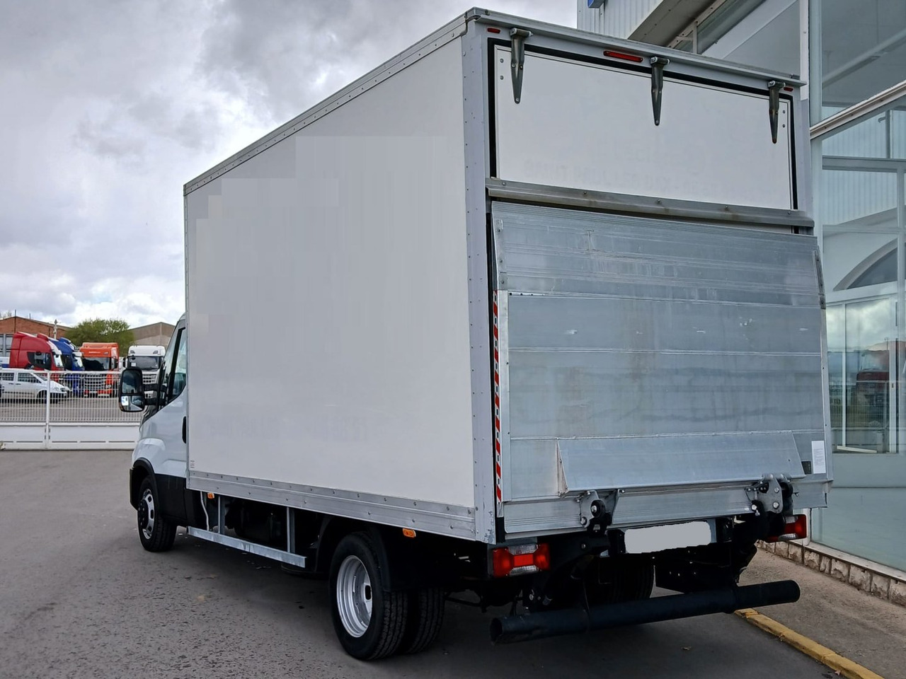 Caja cerrada con plataforma elevadora IVECO 35C16 20m3 Automática - Лекотоварен автомобил фургон: снимка 4 Caja cerrada con plataforma elevadora IVECO 35C16 20m3 Automática - Лекотоварен автомобил фургон: снимка 4