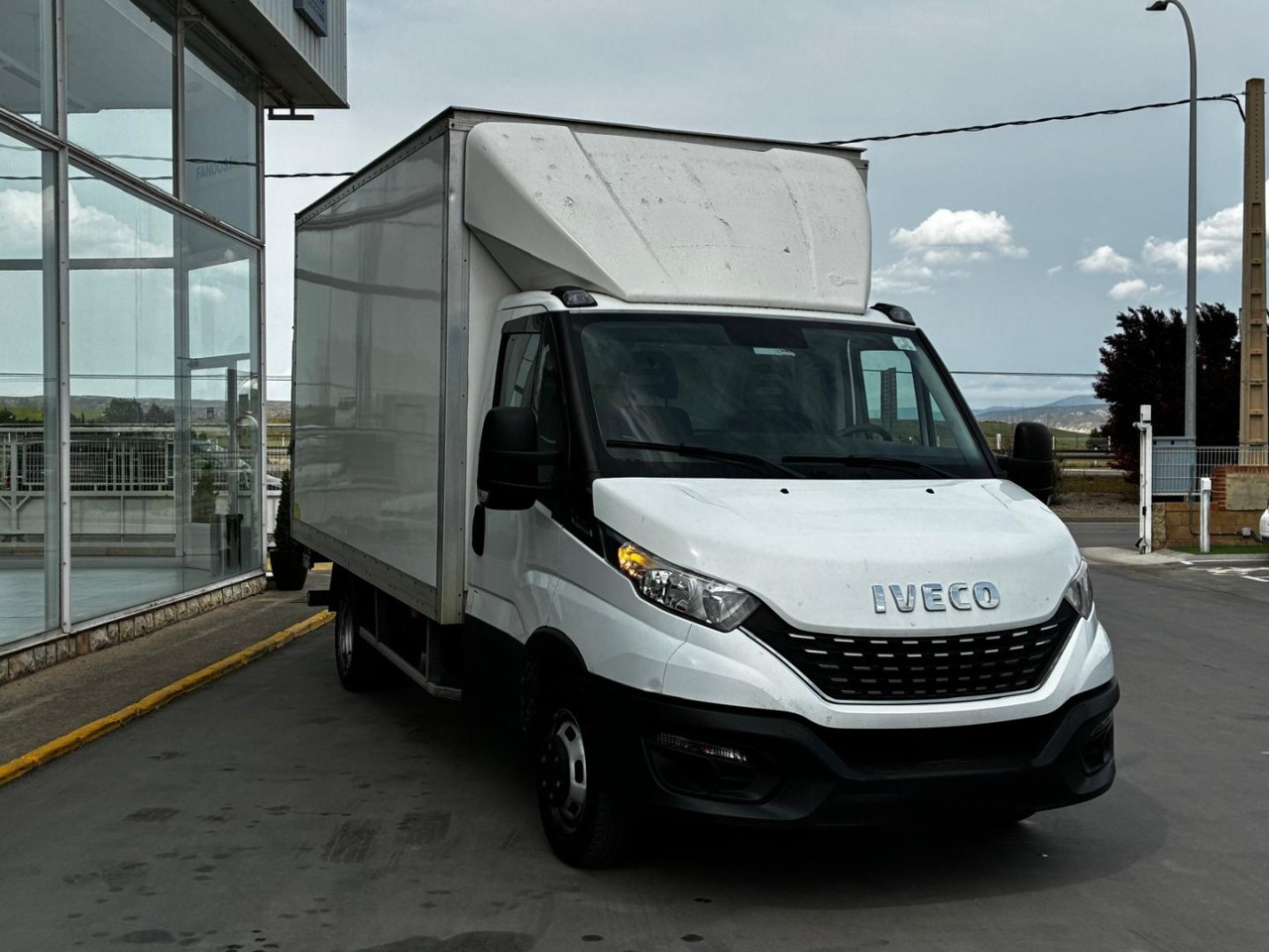 Caja cerrada con plataforma elevadora IVECO 35C16 20m3 Automática - Лекотоварен автомобил фургон: снимка 3 Caja cerrada con plataforma elevadora IVECO 35C16 20m3 Automática - Лекотоварен автомобил фургон: снимка 3