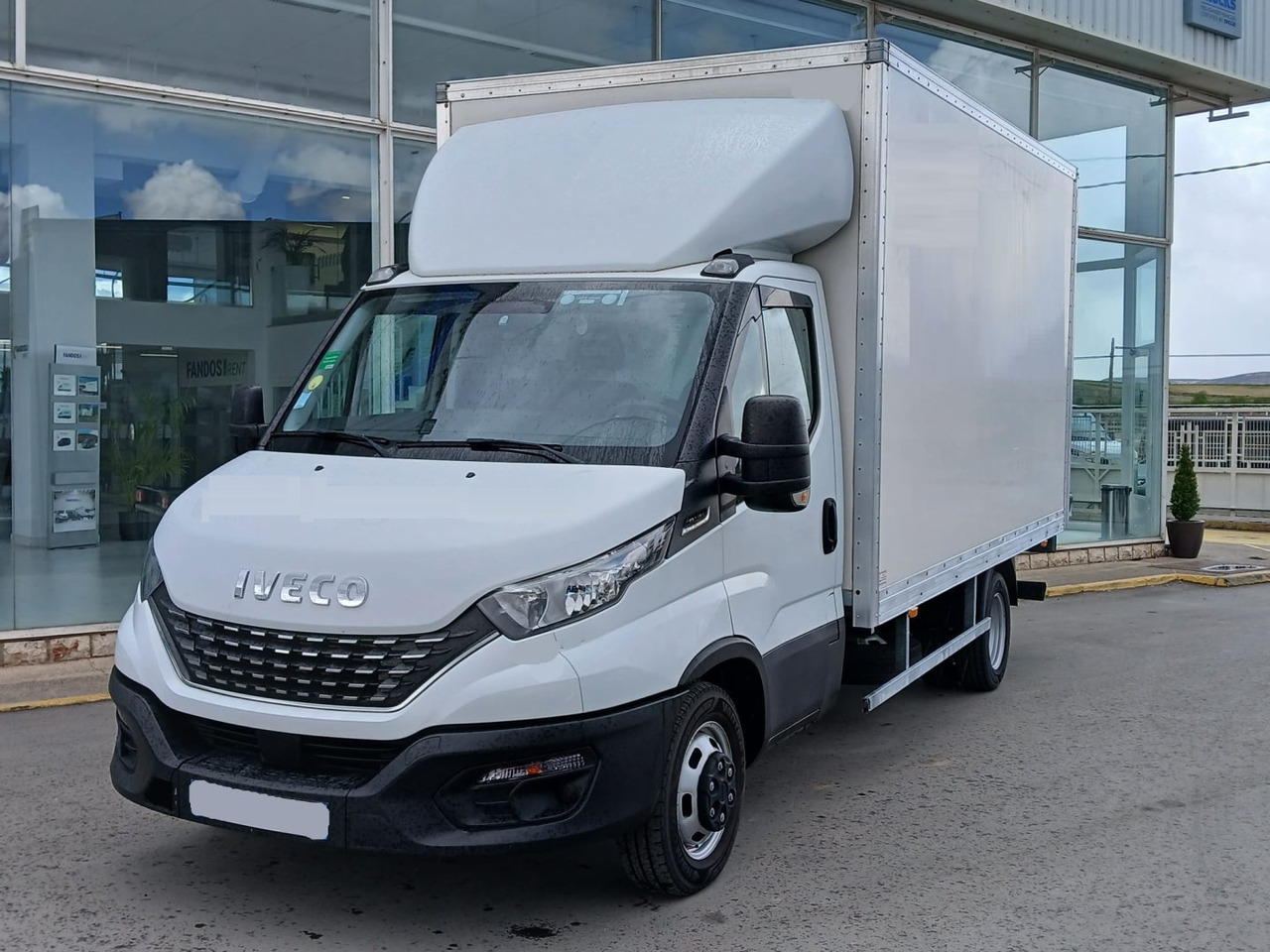 Caja cerrada con plataforma elevadora IVECO 35C16 20m3 Automática - Лекотоварен автомобил фургон: снимка 1 Caja cerrada con plataforma elevadora IVECO 35C16 20m3 Automática - Лекотоварен автомобил фургон: снимка 1