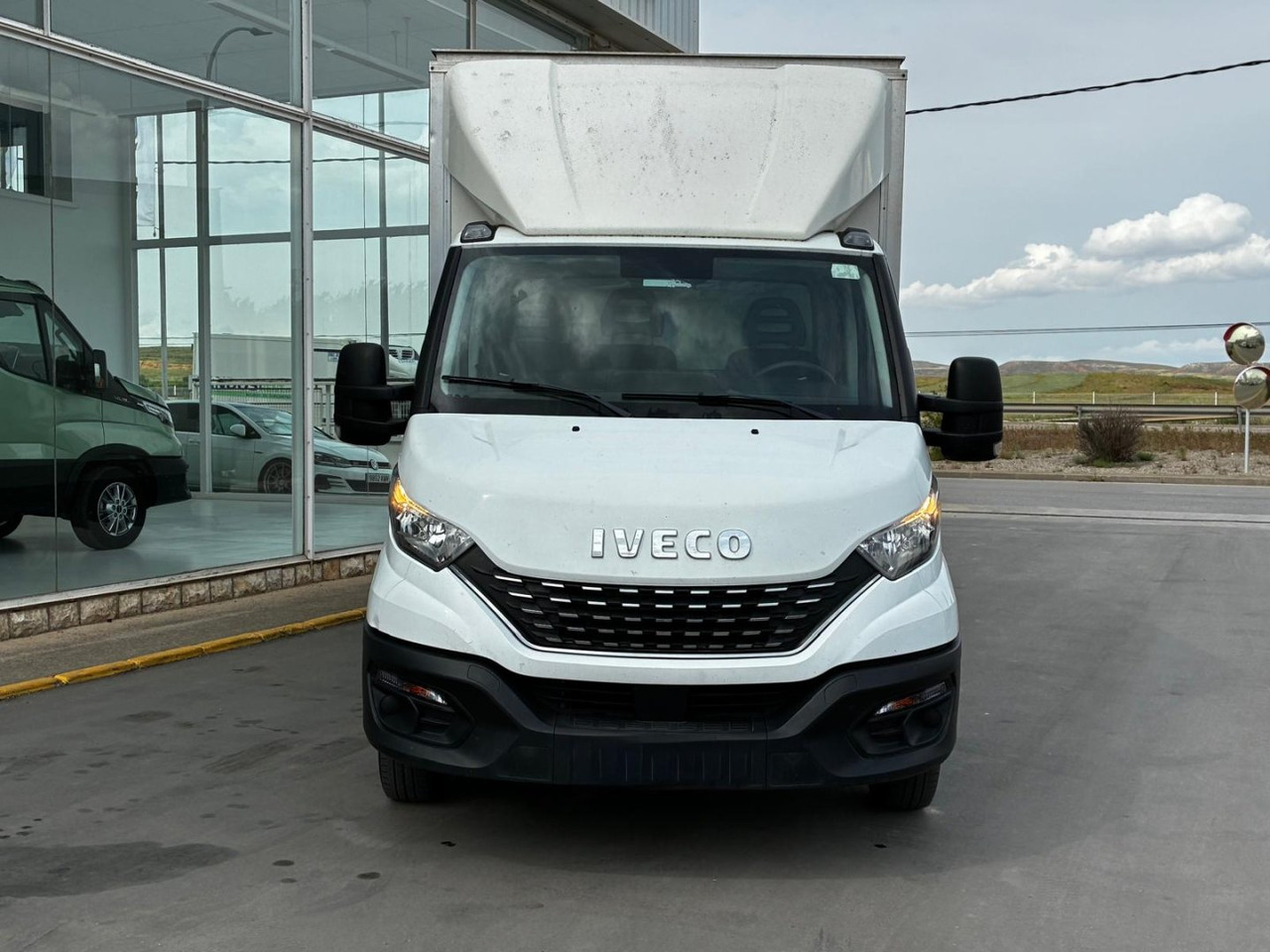 Caja cerrada con plataforma elevadora IVECO 35C16 20m3 Automática - Лекотоварен автомобил фургон: снимка 2 Caja cerrada con plataforma elevadora IVECO 35C16 20m3 Automática - Лекотоварен автомобил фургон: снимка 2