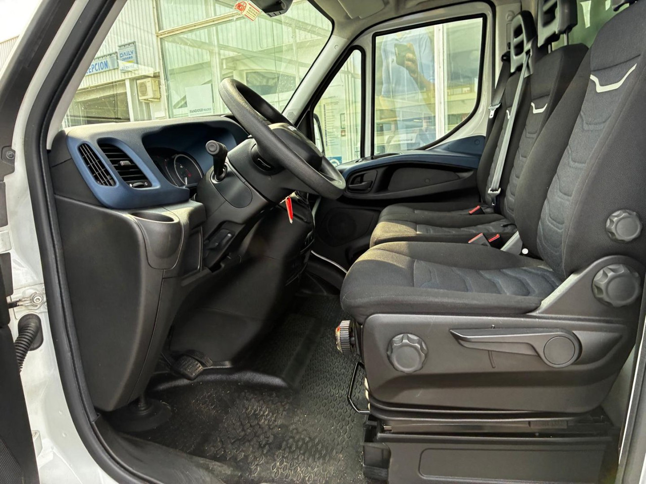 Caja cerrada con plataforma elevadora IVECO 35C16 20m3 Automática - Лекотоварен автомобил фургон: снимка 5 Caja cerrada con plataforma elevadora IVECO 35C16 20m3 Automática - Лекотоварен автомобил фургон: снимка 5