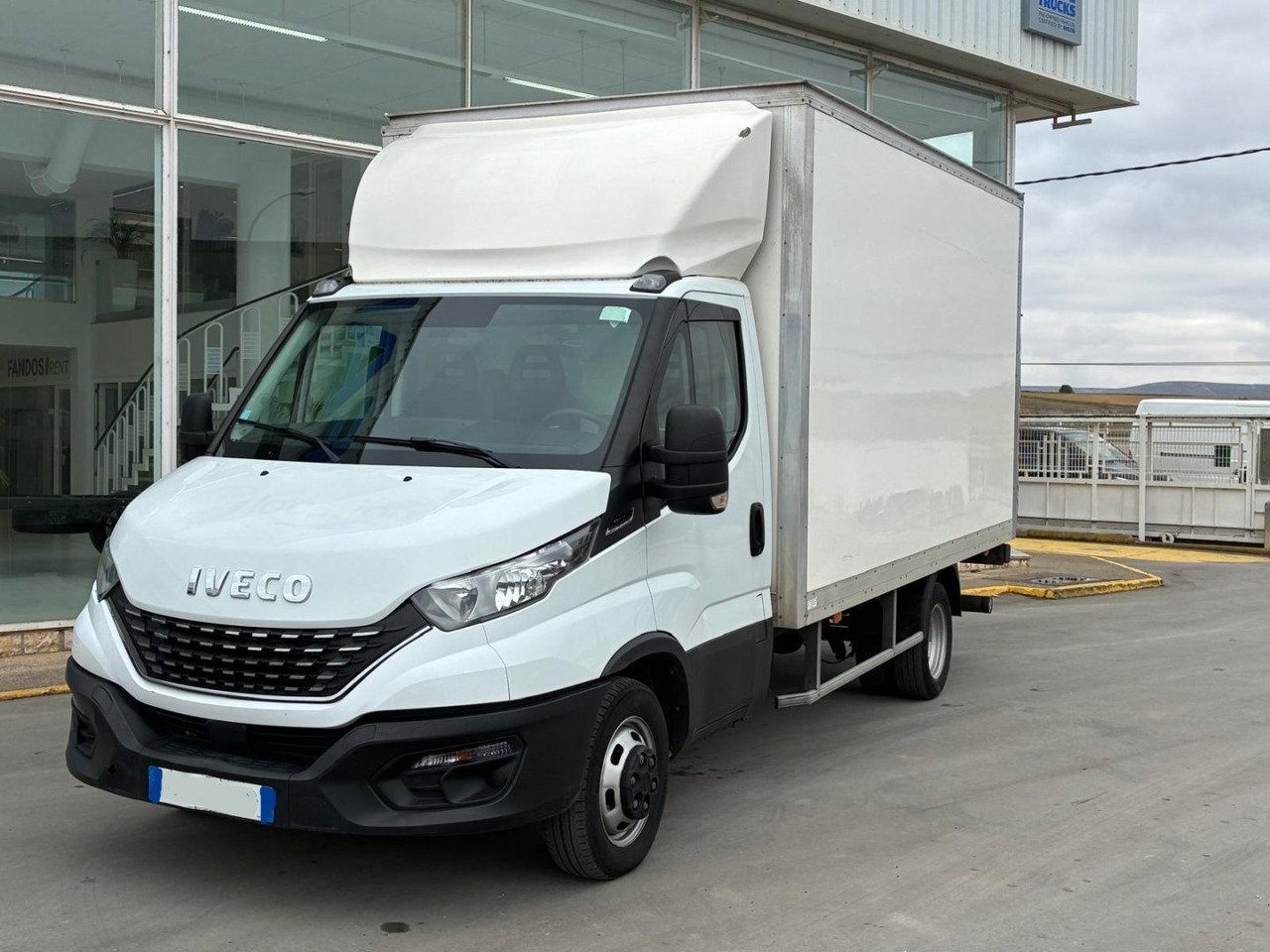 Caja cerrada con plataforma elevadora IVECO 35C16 20m3 Automática - Лекотоварен автомобил фургон: снимка 1 Caja cerrada con plataforma elevadora IVECO 35C16 20m3 Automática - Лекотоварен автомобил фургон: снимка 1
