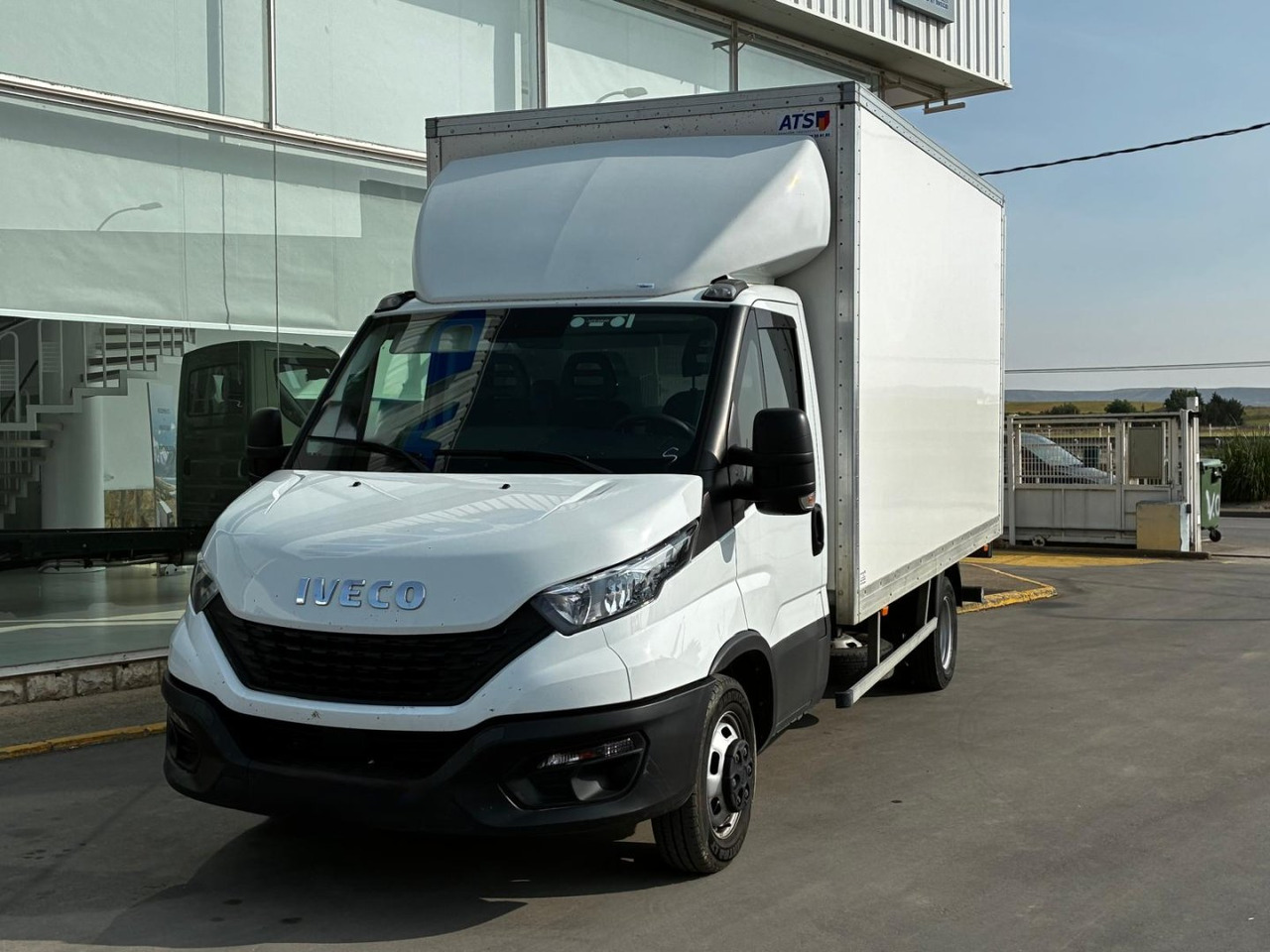 Caja cerrada con plataforma elevadora IVECO 35C16 20m3 - Лекотоварен автомобил фургон: снимка 1 Caja cerrada con plataforma elevadora IVECO 35C16 20m3 - Лекотоварен автомобил фургон: снимка 1