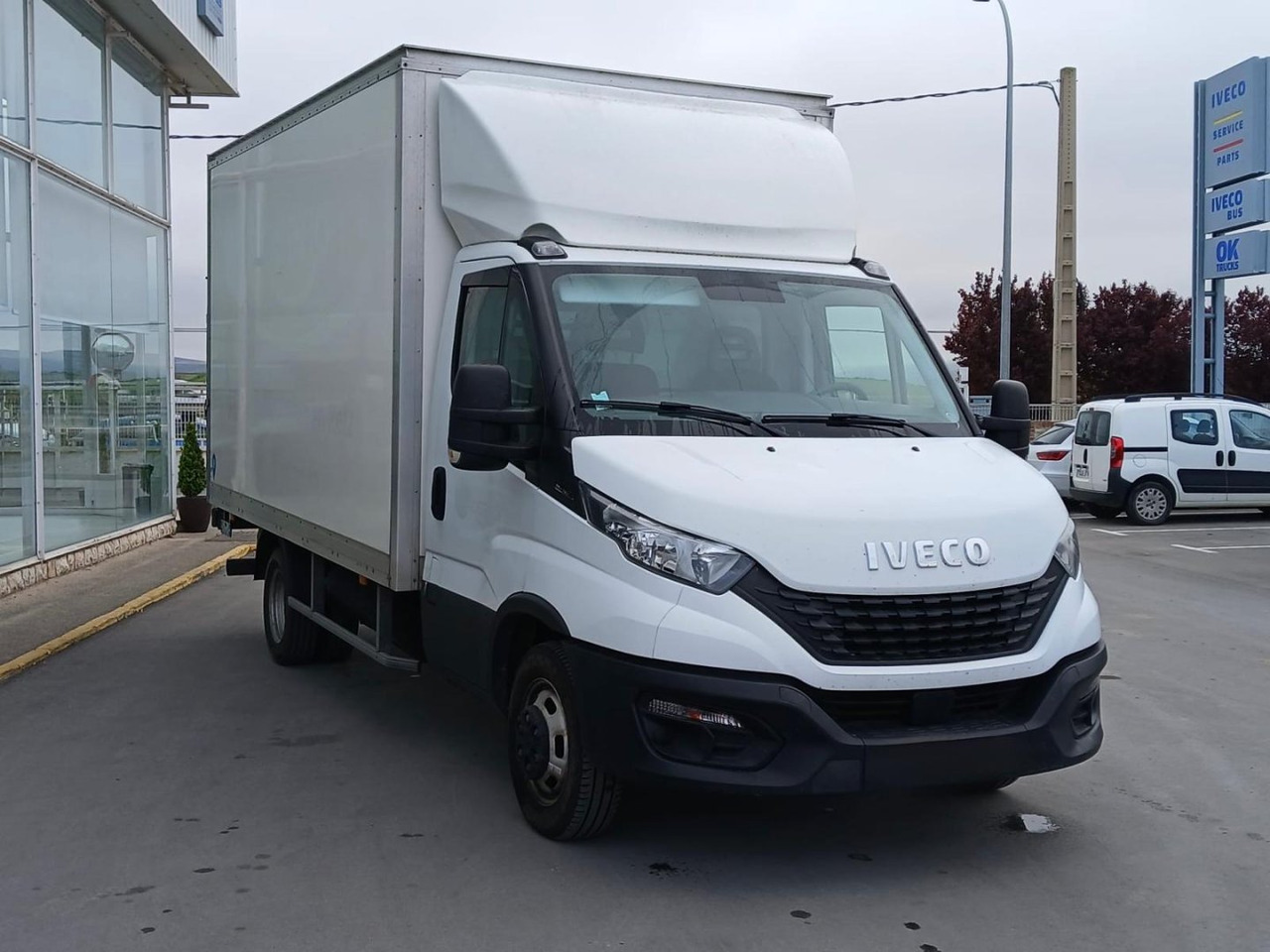 Caja cerrada con plataforma elevadora IVECO 35C16 20m3 - Лекотоварен автомобил фургон: снимка 3 Caja cerrada con plataforma elevadora IVECO 35C16 20m3 - Лекотоварен автомобил фургон: снимка 3