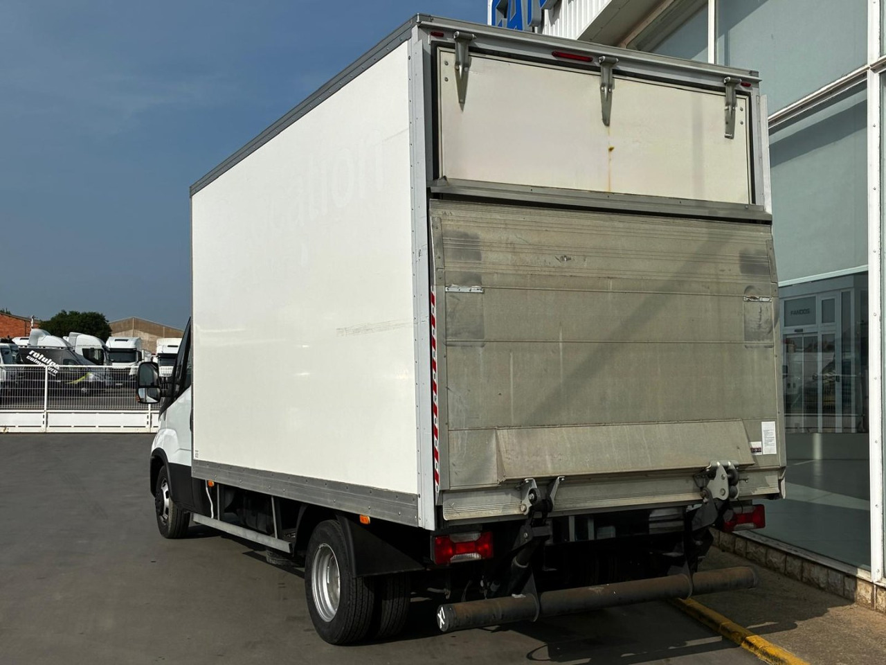 Caja cerrada con plataforma elevadora IVECO 35C16 20m3 - Лекотоварен автомобил фургон: снимка 4 Caja cerrada con plataforma elevadora IVECO 35C16 20m3 - Лекотоварен автомобил фургон: снимка 4