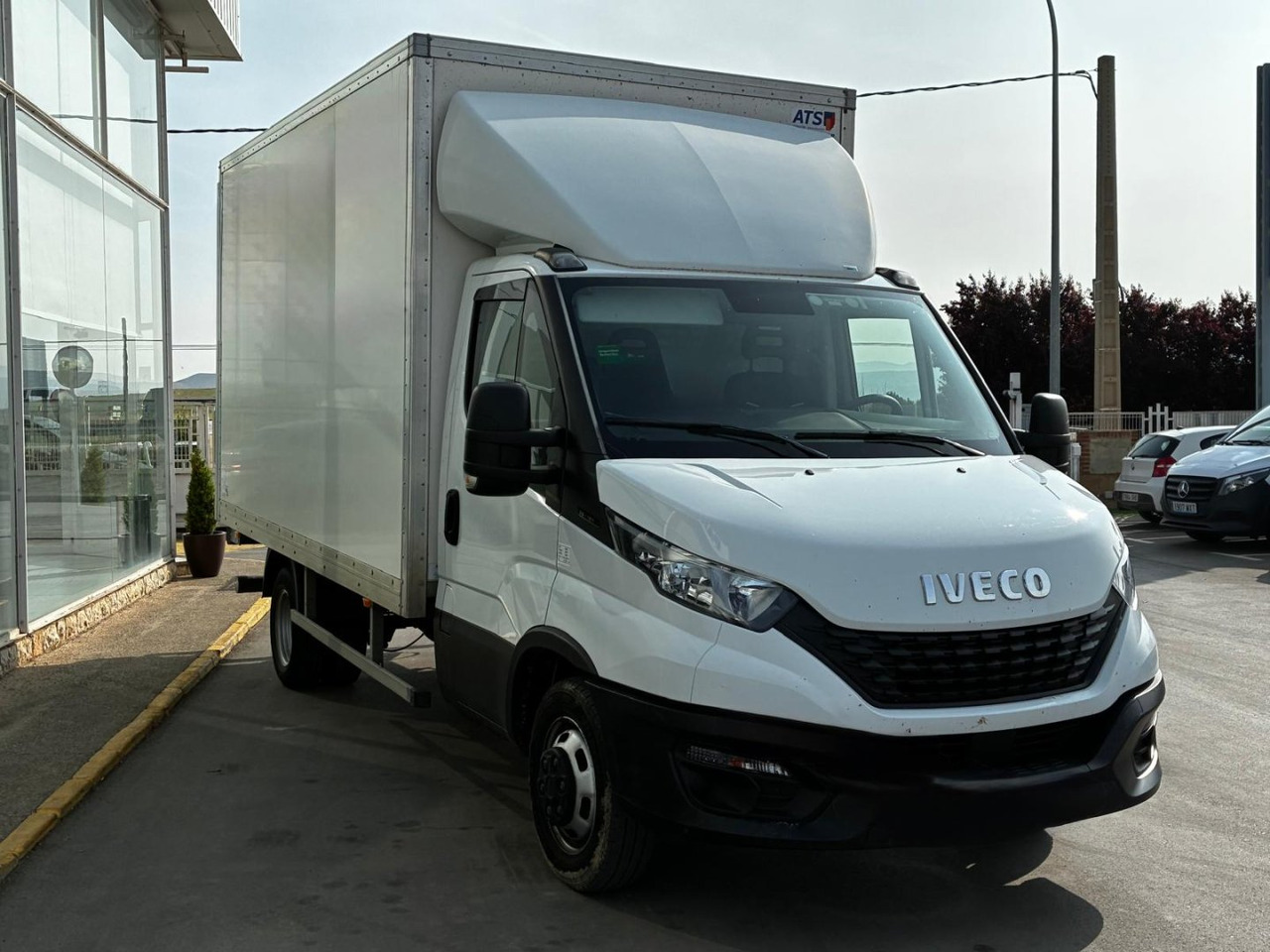 Caja cerrada con plataforma elevadora IVECO 35C16 20m3 - Лекотоварен автомобил фургон: снимка 3 Caja cerrada con plataforma elevadora IVECO 35C16 20m3 - Лекотоварен автомобил фургон: снимка 3