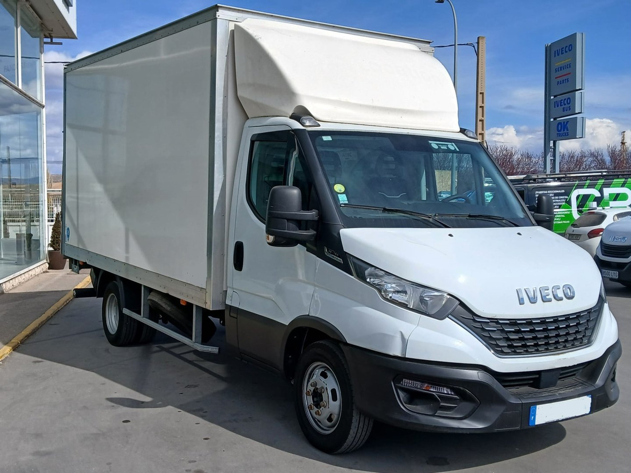 Caja cerrada con plataforma elevadora IVECO 35C16 20m3 - Лекотоварен автомобил фургон: снимка 3 Caja cerrada con plataforma elevadora IVECO 35C16 20m3 - Лекотоварен автомобил фургон: снимка 3
