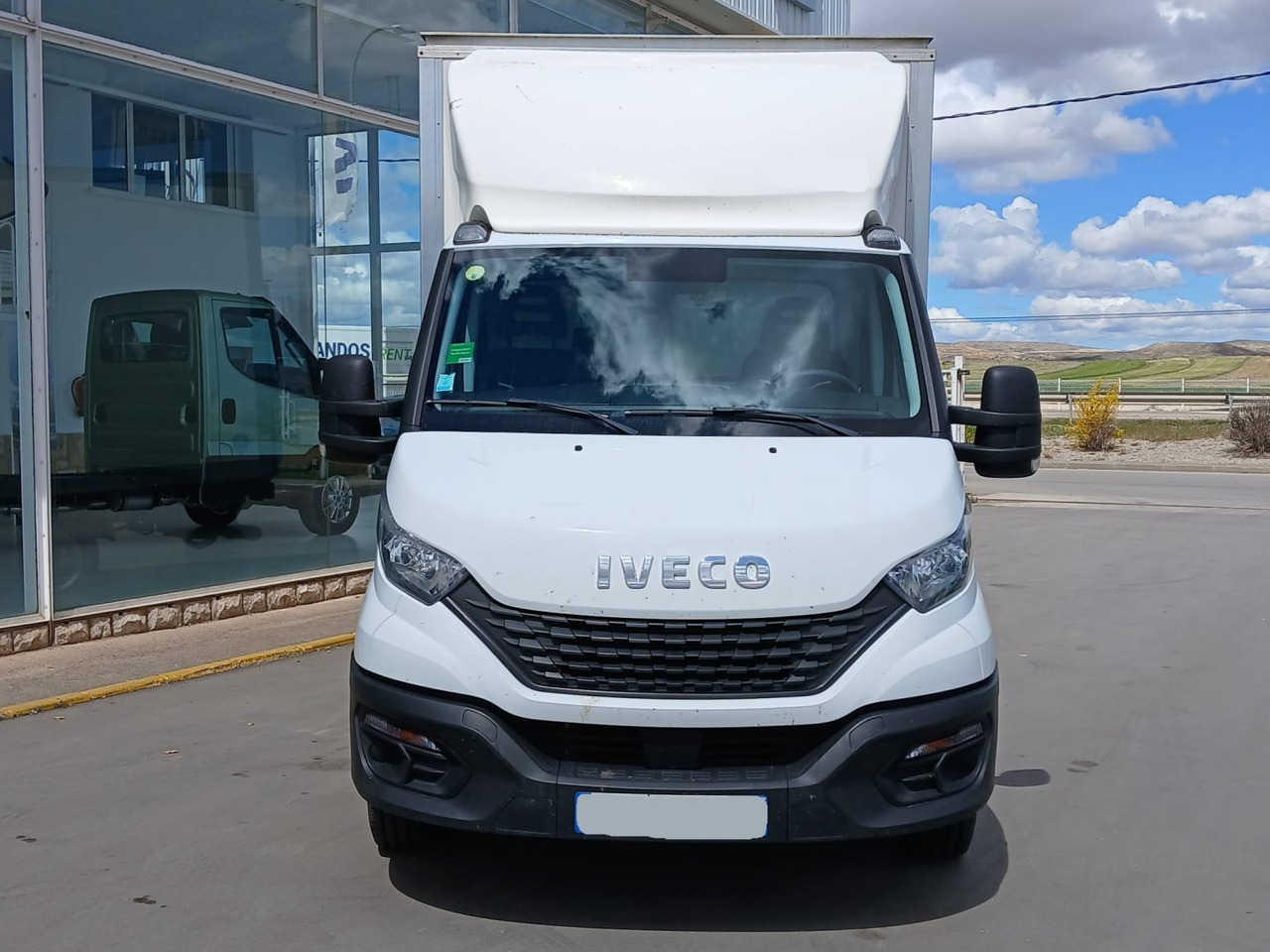 Caja cerrada con plataforma elevadora IVECO 35C16 20m3 - Лекотоварен автомобил фургон: снимка 2 Caja cerrada con plataforma elevadora IVECO 35C16 20m3 - Лекотоварен автомобил фургон: снимка 2