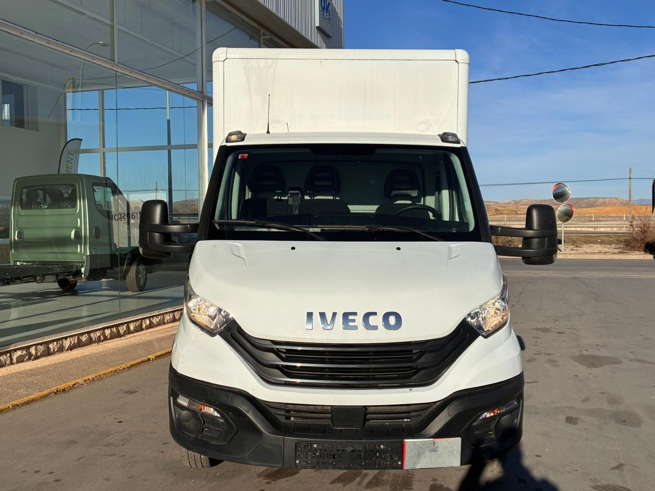 Caja cerrada con plataforma elevadora IVECO 35C16 20m3 - Лекотоварен автомобил фургон: снимка 2 Caja cerrada con plataforma elevadora IVECO 35C16 20m3 - Лекотоварен автомобил фургон: снимка 2
