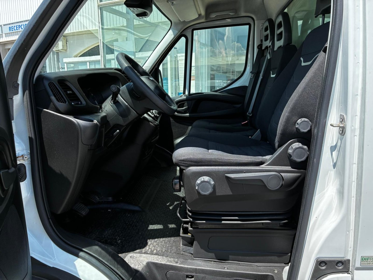 Caja cerrada con plataforma elevadora IVECO 35C16 20m3 - Лекотоварен автомобил фургон: снимка 5 Caja cerrada con plataforma elevadora IVECO 35C16 20m3 - Лекотоварен автомобил фургон: снимка 5