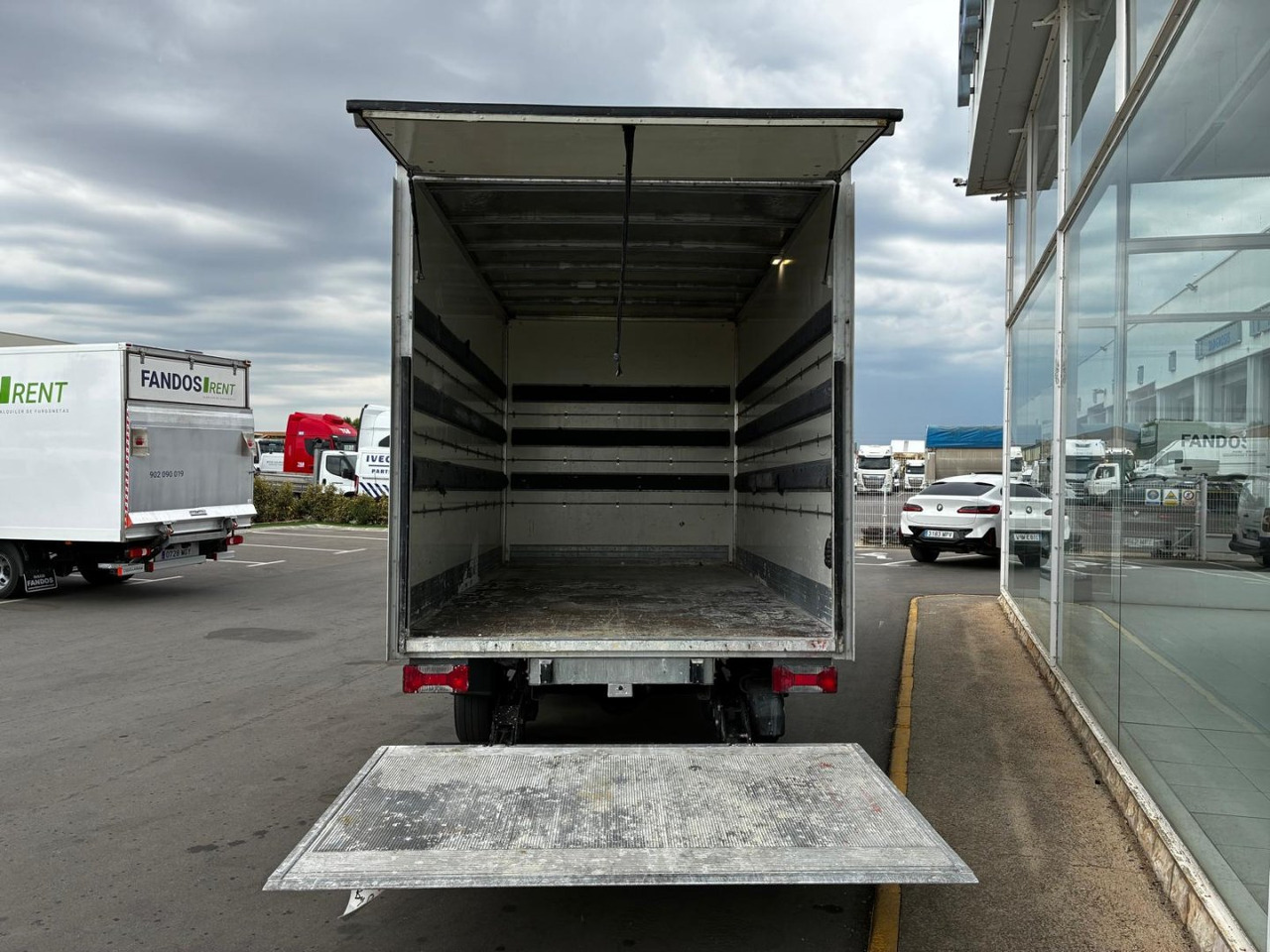 Caja cerrada con plataforma elevadora IVECO 35C16 20m3 - Лекотоварен автомобил фургон: снимка 4 Caja cerrada con plataforma elevadora IVECO 35C16 20m3 - Лекотоварен автомобил фургон: снимка 4