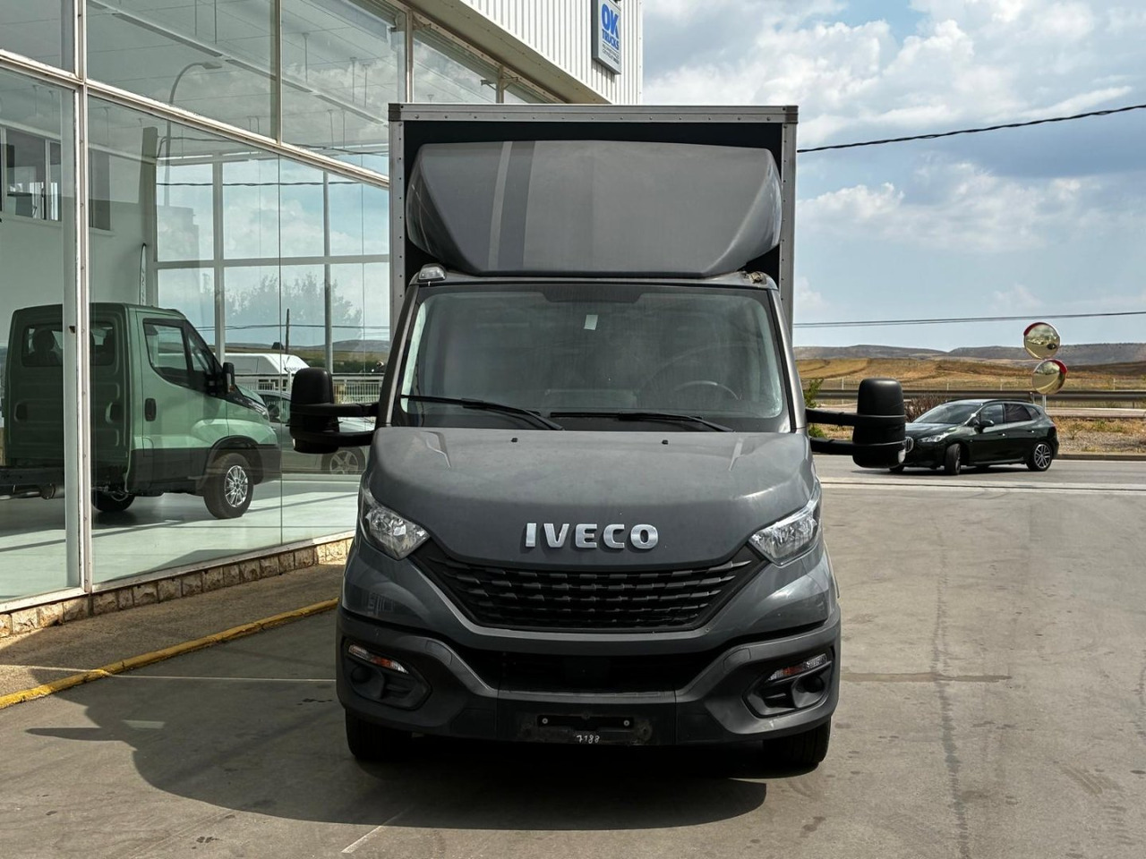 Caja cerrada con plataforma elevadora IVECO 35C16 20m3 - Лекотоварен автомобил фургон: снимка 2 Caja cerrada con plataforma elevadora IVECO 35C16 20m3 - Лекотоварен автомобил фургон: снимка 2