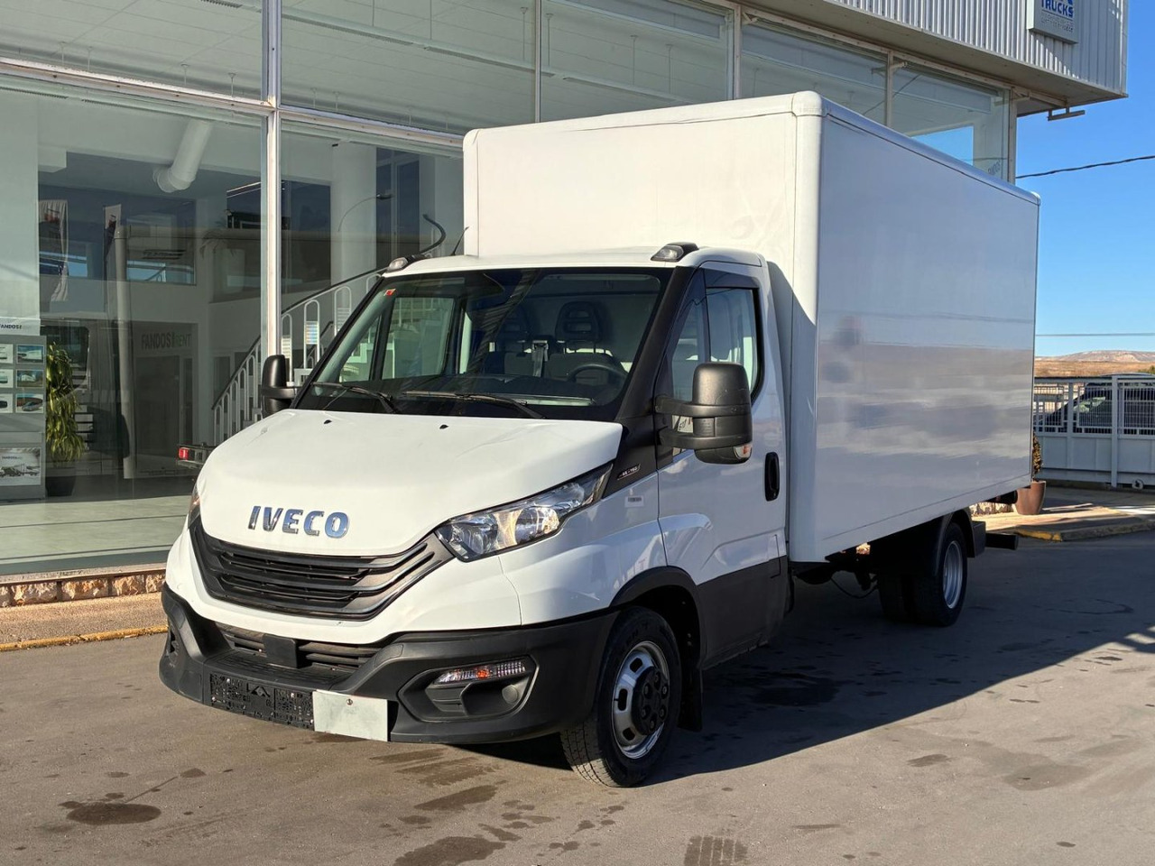 Caja cerrada con plataforma elevadora IVECO 35C16 20m3 - Лекотоварен автомобил фургон: снимка 1 Caja cerrada con plataforma elevadora IVECO 35C16 20m3 - Лекотоварен автомобил фургон: снимка 1