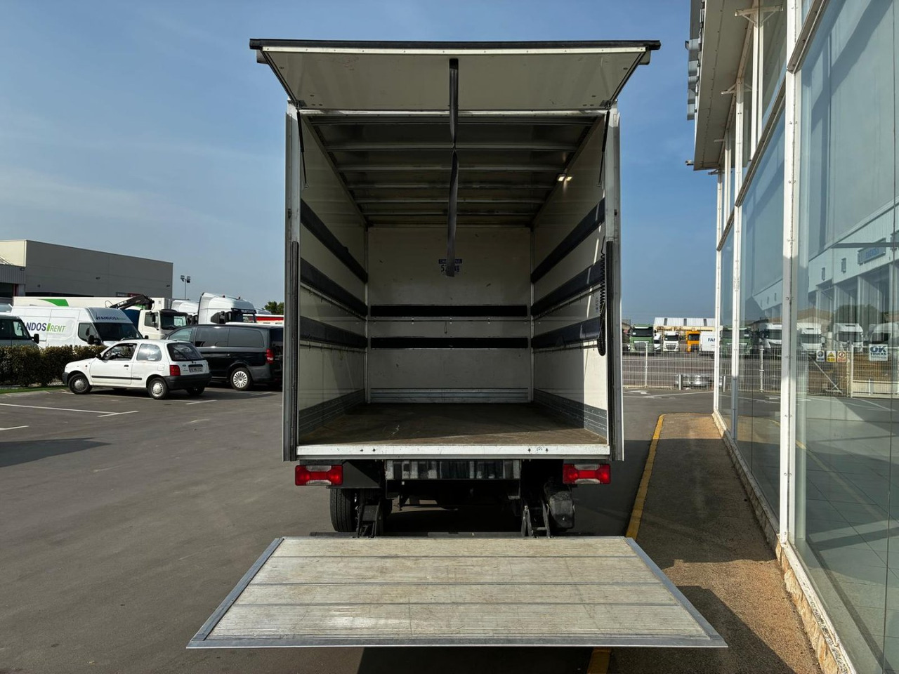 Caja cerrada con plataforma elevadora IVECO 35C16 20m3 - Лекотоварен автомобил фургон: снимка 5 Caja cerrada con plataforma elevadora IVECO 35C16 20m3 - Лекотоварен автомобил фургон: снимка 5