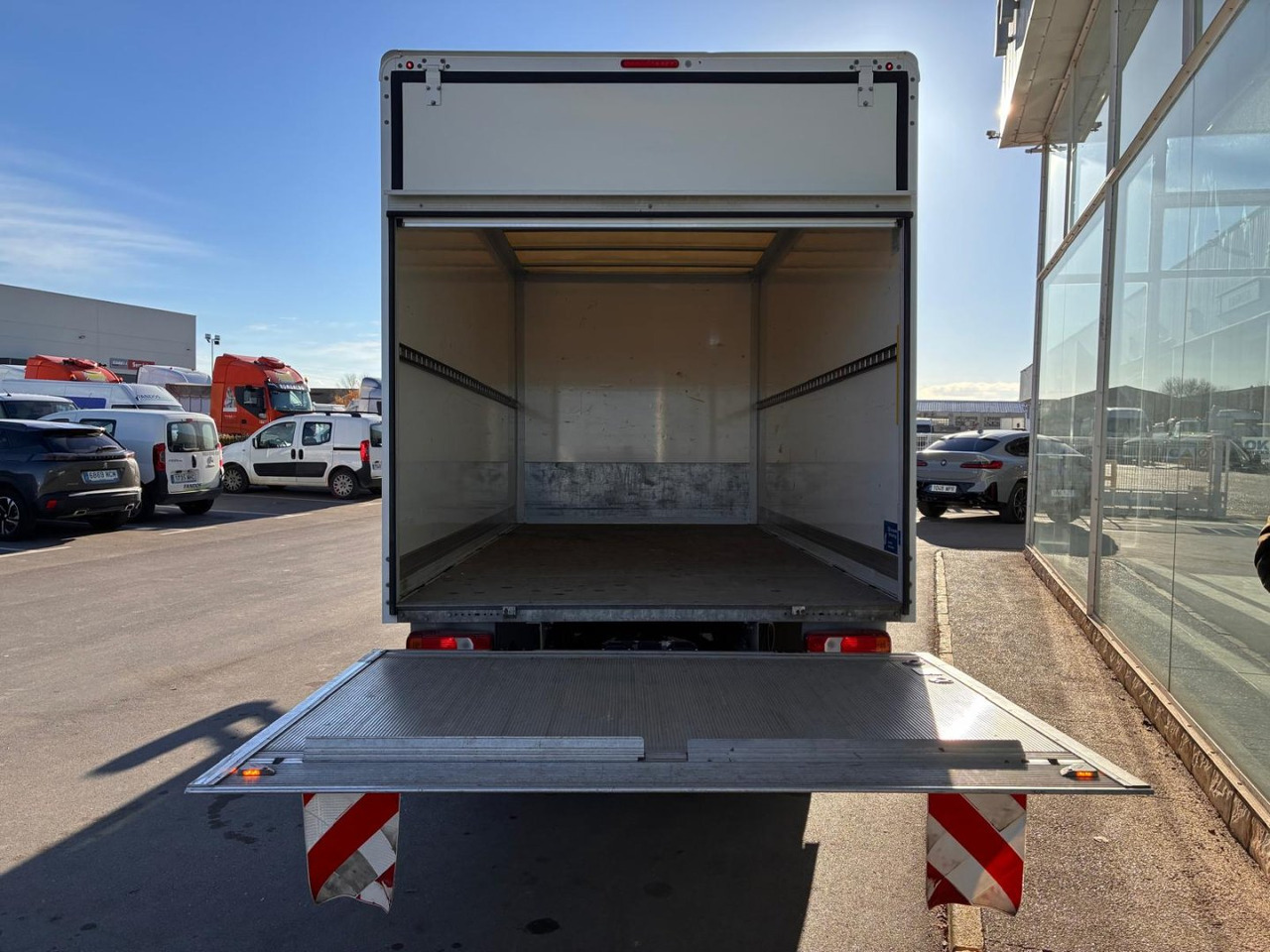 Caja cerrada con plataforma elevadora IVECO 35C16 20m3 - Лекотоварен автомобил фургон: снимка 5 Caja cerrada con plataforma elevadora IVECO 35C16 20m3 - Лекотоварен автомобил фургон: снимка 5
