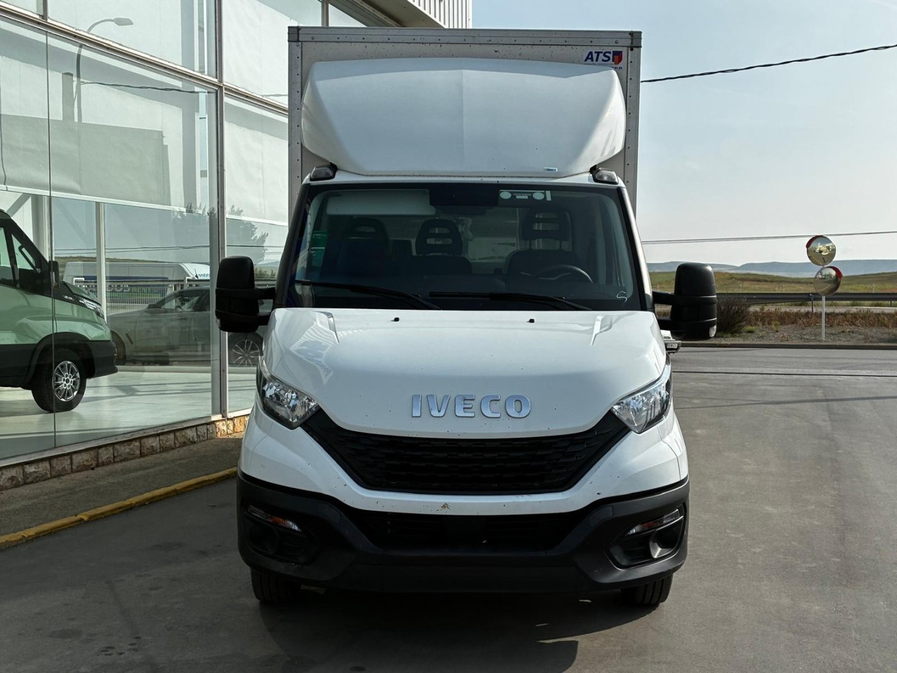 Caja cerrada con plataforma elevadora IVECO 35C16 20m3 - Лекотоварен автомобил фургон: снимка 2 Caja cerrada con plataforma elevadora IVECO 35C16 20m3 - Лекотоварен автомобил фургон: снимка 2