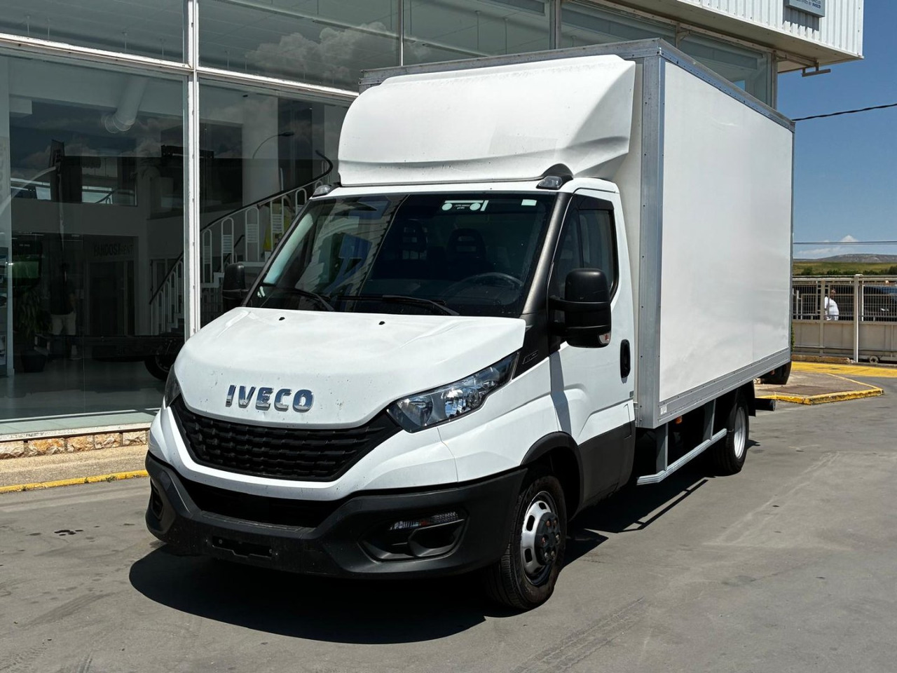 Caja cerrada con plataforma elevadora IVECO 35C16 20m3 - Лекотоварен автомобил фургон: снимка 1 Caja cerrada con plataforma elevadora IVECO 35C16 20m3 - Лекотоварен автомобил фургон: снимка 1