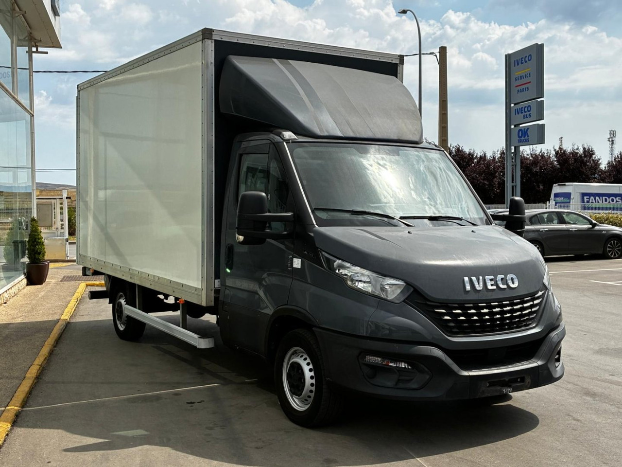 Caja cerrada con plataforma elevadora IVECO 35C16 20m3 - Лекотоварен автомобил фургон: снимка 3 Caja cerrada con plataforma elevadora IVECO 35C16 20m3 - Лекотоварен автомобил фургон: снимка 3