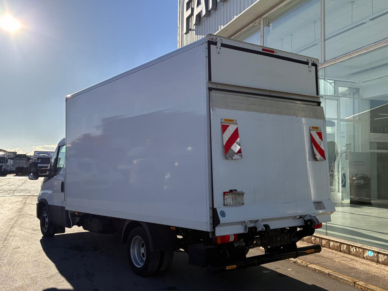 Caja cerrada con plataforma elevadora IVECO 35C16 20m3 - Лекотоварен автомобил фургон: снимка 4 Caja cerrada con plataforma elevadora IVECO 35C16 20m3 - Лекотоварен автомобил фургон: снимка 4