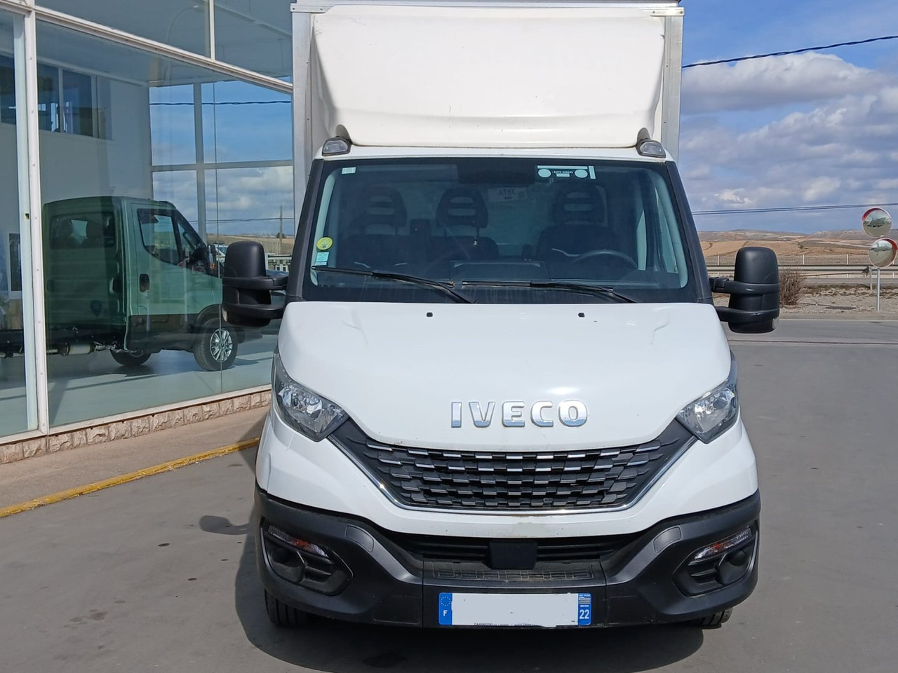 Caja cerrada con plataforma elevadora IVECO 35C16 20m3 - Лекотоварен автомобил фургон: снимка 2 Caja cerrada con plataforma elevadora IVECO 35C16 20m3 - Лекотоварен автомобил фургон: снимка 2
