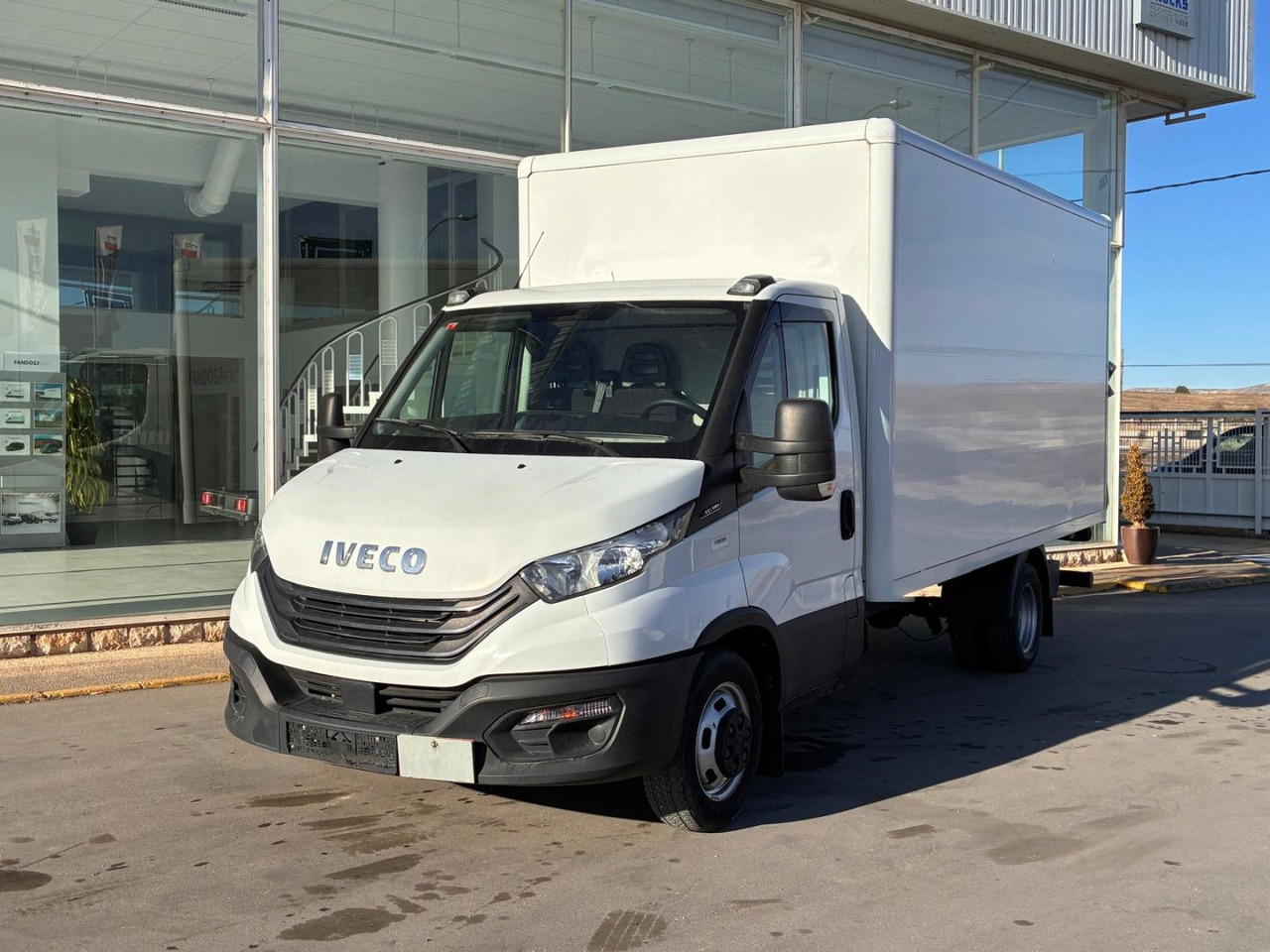 Caja cerrada con plataforma elevadora IVECO 35C16 20m3 - Лекотоварен автомобил фургон: снимка 1 Caja cerrada con plataforma elevadora IVECO 35C16 20m3 - Лекотоварен автомобил фургон: снимка 1