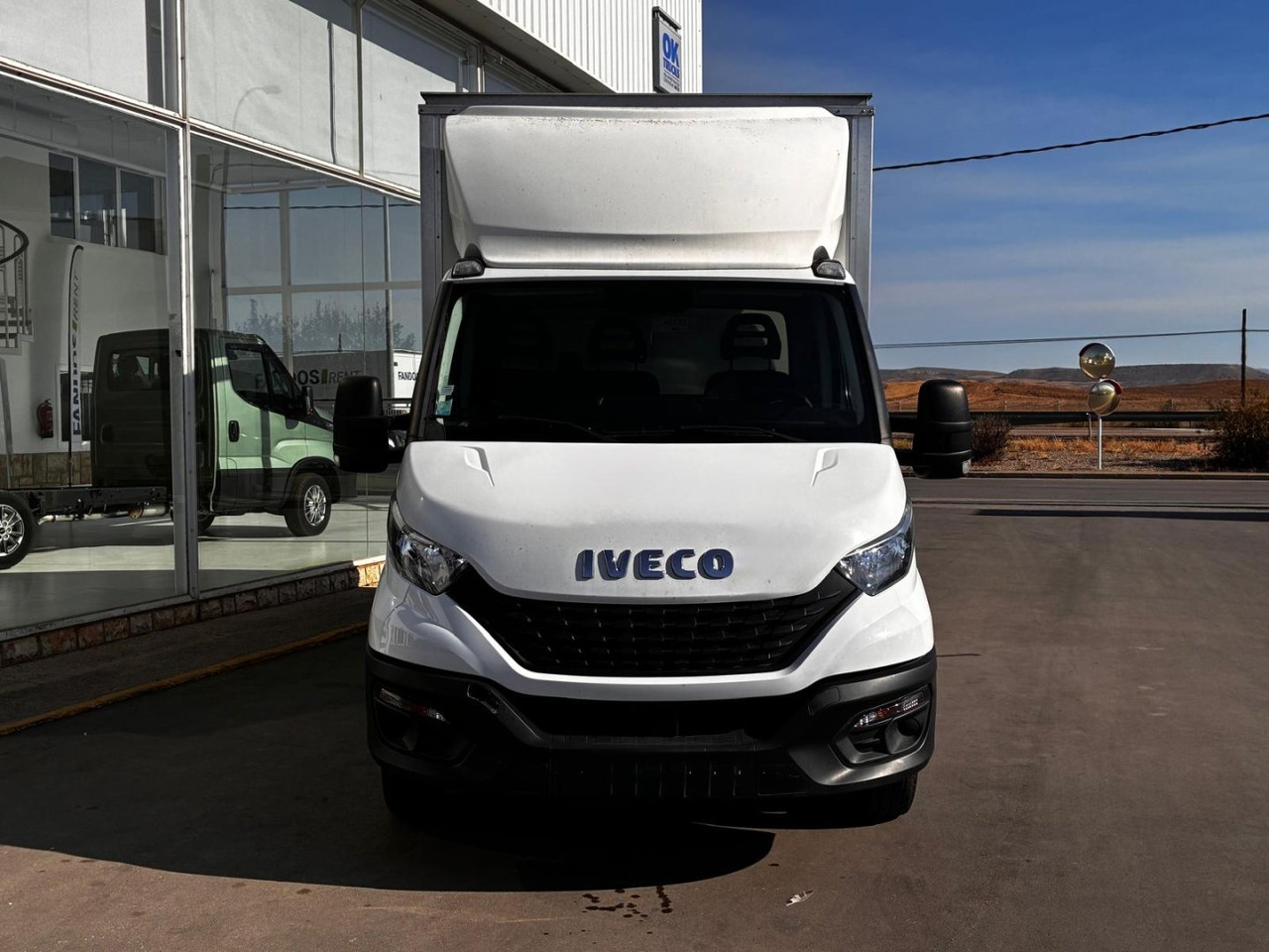 Caja cerrada con plataforma elevadora IVECO 35C16 20m3 - Лекотоварен автомобил фургон: снимка 2 Caja cerrada con plataforma elevadora IVECO 35C16 20m3 - Лекотоварен автомобил фургон: снимка 2
