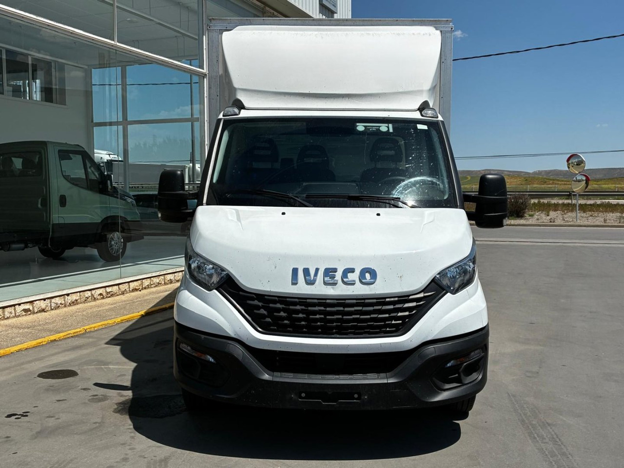 Caja cerrada con plataforma elevadora IVECO 35C16 20m3 - Лекотоварен автомобил фургон: снимка 2 Caja cerrada con plataforma elevadora IVECO 35C16 20m3 - Лекотоварен автомобил фургон: снимка 2