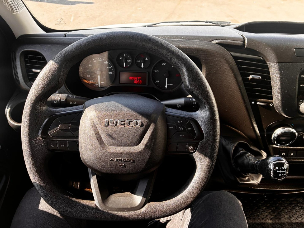 Лекотоварен автомобил фургон Caja cerrada con plataforma elevadora IVECO 35C16 20m3: снимка 9