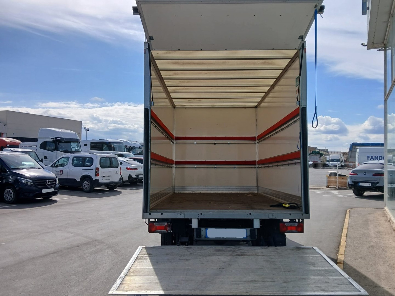 Caja cerrada con plataforma elevadora IVECO 35C16 20m3 - Лекотоварен автомобил фургон: снимка 5 Caja cerrada con plataforma elevadora IVECO 35C16 20m3 - Лекотоварен автомобил фургон: снимка 5