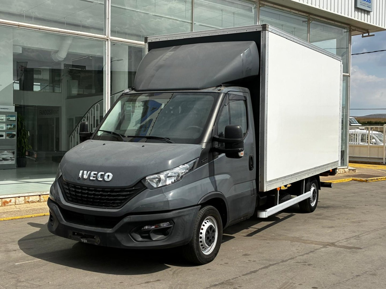 Caja cerrada con plataforma elevadora IVECO 35C16 20m3 - Лекотоварен автомобил фургон: снимка 1 Caja cerrada con plataforma elevadora IVECO 35C16 20m3 - Лекотоварен автомобил фургон: снимка 1