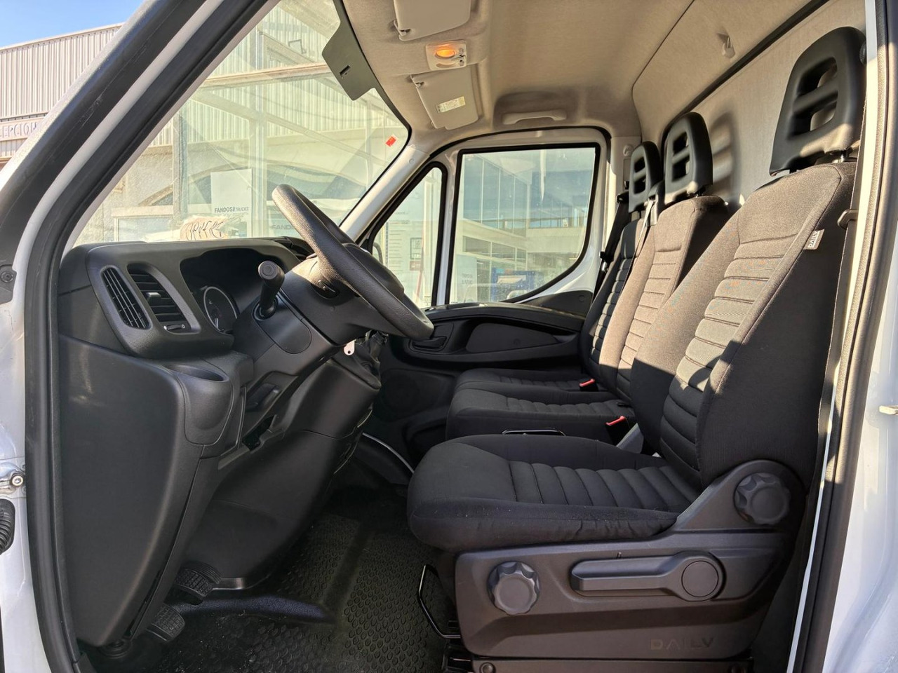 Caja cerrada con plataforma elevadora IVECO 35C16 20m3 - Лекотоварен автомобил фургон: снимка 5 Caja cerrada con plataforma elevadora IVECO 35C16 20m3 - Лекотоварен автомобил фургон: снимка 5