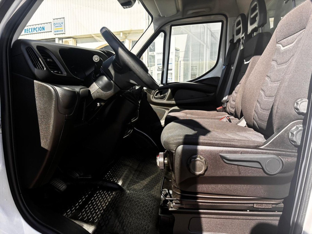 Лекотоварен автомобил фургон Caja cerrada con plataforma elevadora IVECO 35C16 20m3: снимка 8