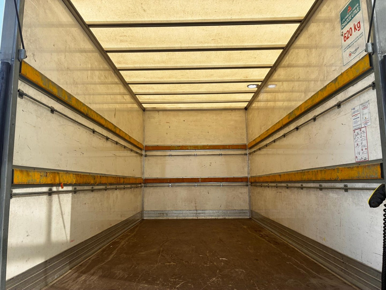 Лекотоварен автомобил фургон Caja cerrada con plataforma elevadora IVECO 35C16 20m3: снимка 6