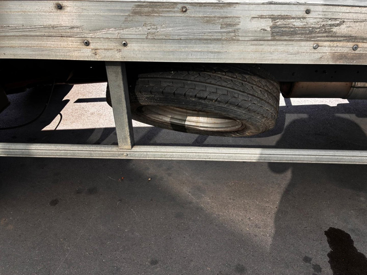 Лекотоварен автомобил фургон Caja cerrada con plataforma elevadora IVECO 35C16 20m3: снимка 7