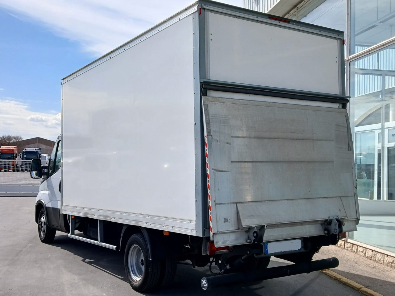 Caja cerrada con plataforma elevadora IVECO 35C16 20m3 - Лекотоварен автомобил фургон: снимка 4 Caja cerrada con plataforma elevadora IVECO 35C16 20m3 - Лекотоварен автомобил фургон: снимка 4
