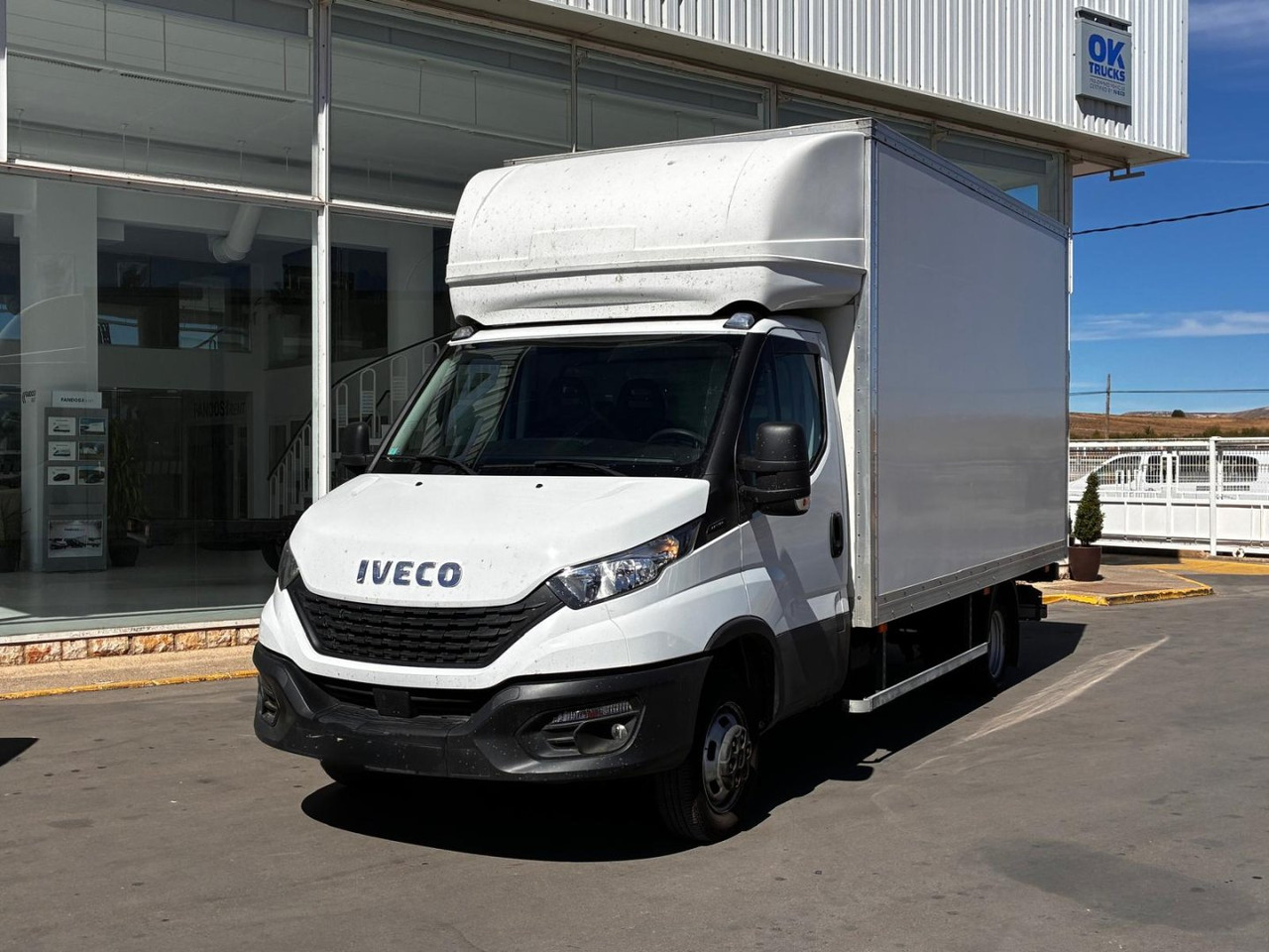 Caja cerrada con plataforma elevadora IVECO 35C16 20m3 con puerta lateral - Лекотоварен автомобил фургон: снимка 1 Caja cerrada con plataforma elevadora IVECO 35C16 20m3 con puerta lateral - Лекотоварен автомобил фургон: снимка 1